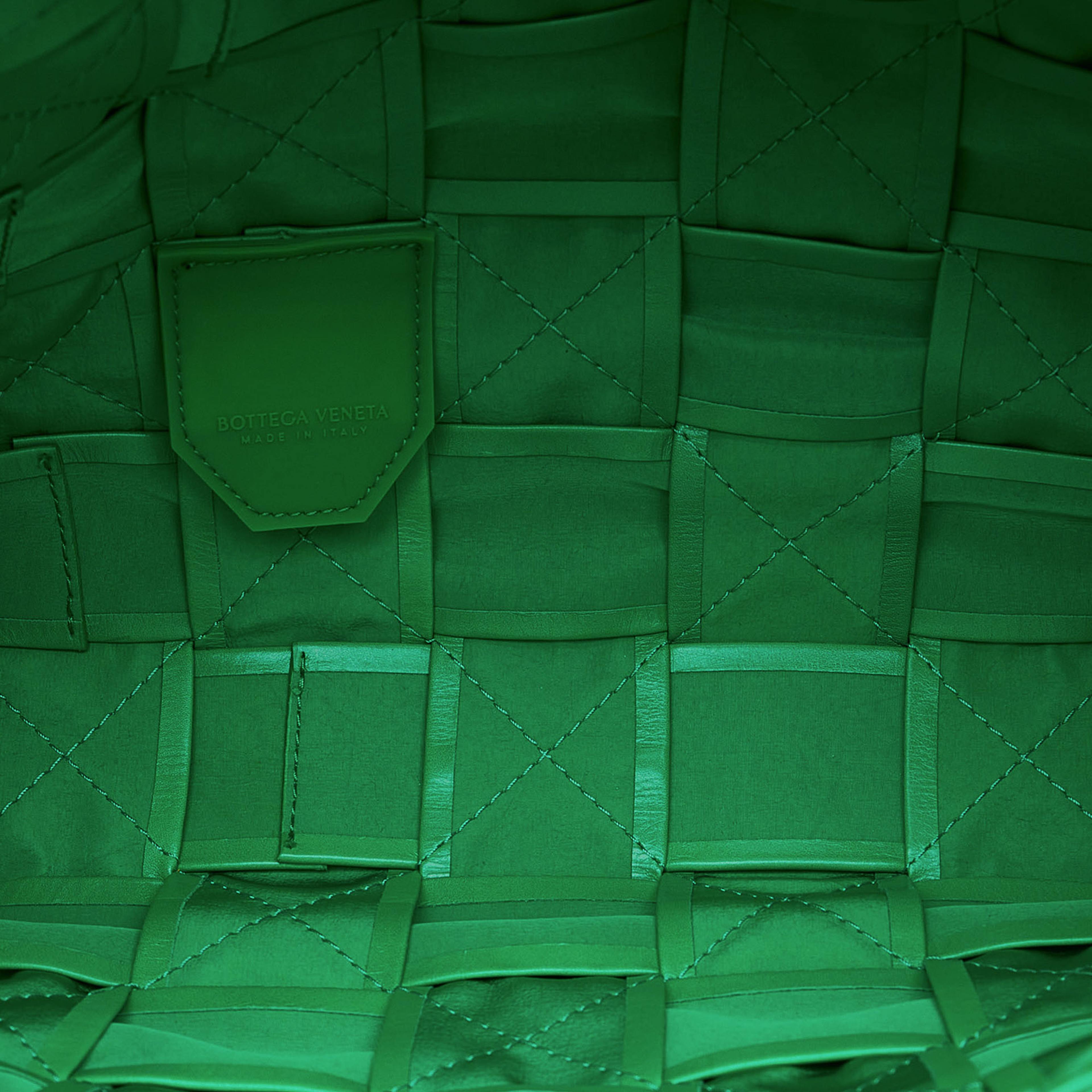 Bottega Veneta Maxi Nappa Intrecciato Cassette Crossbody, från Luxclusif, i färgen green. Klicka för att öppna bilden i stort format