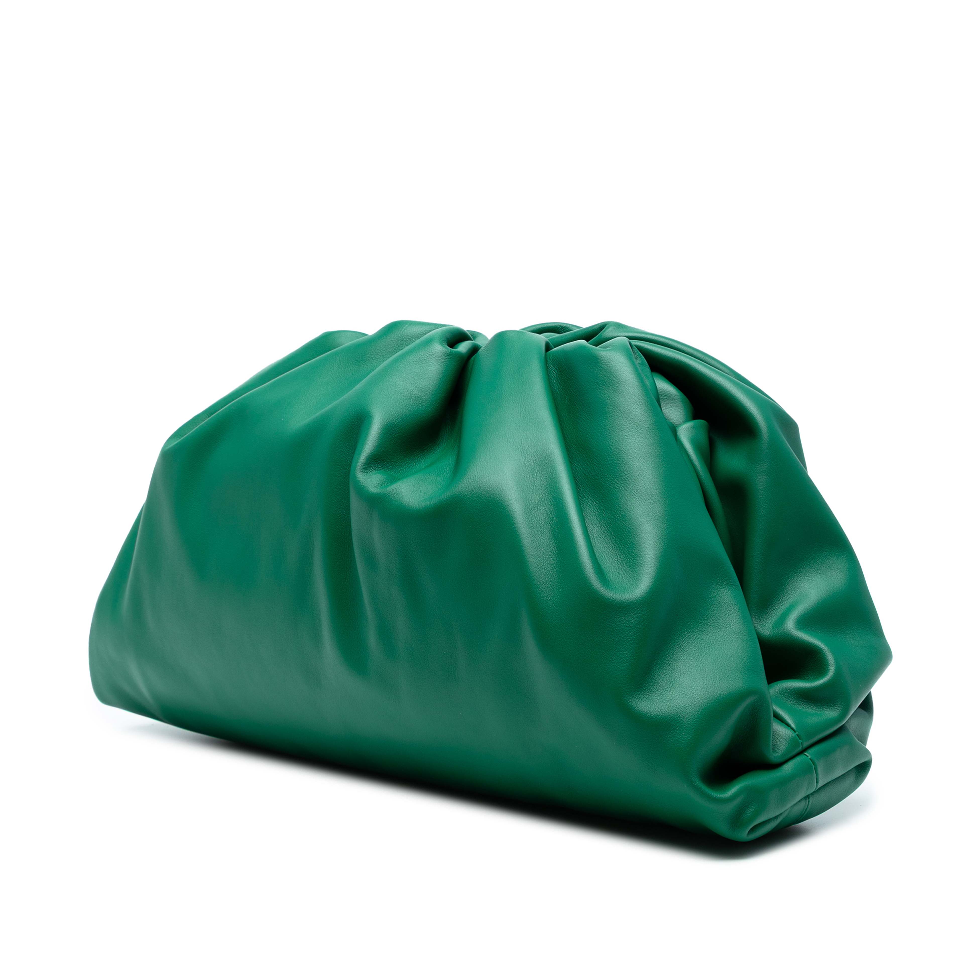 Bottega Veneta Lambskin The Pouch, från Luxclusif, i färgen green. Klicka för att öppna bilden i stort format