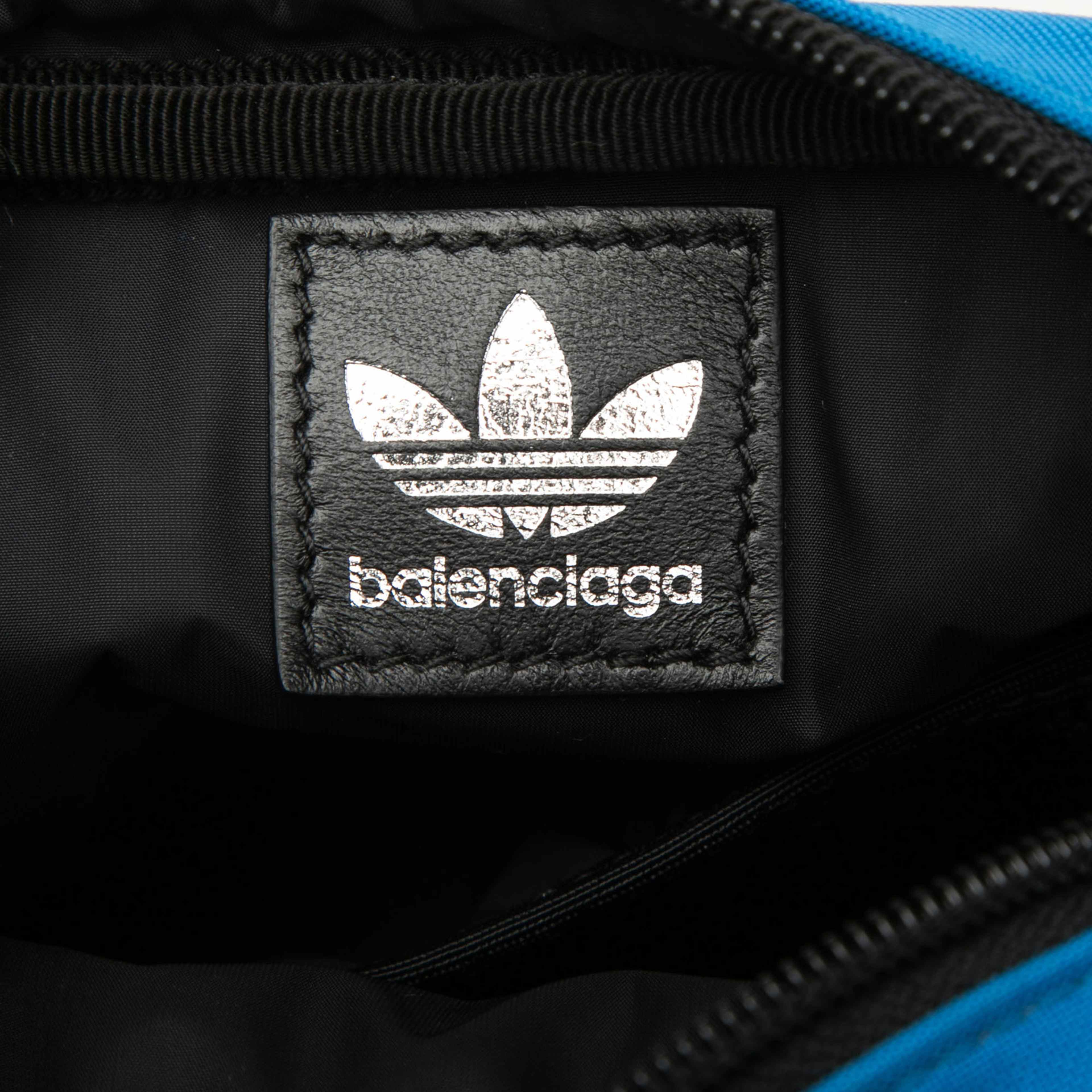 Balenciaga Adidas Small Nylon Messenger Bag, från Luxclusif, i färgen black. Klicka för att öppna bilden i stort format