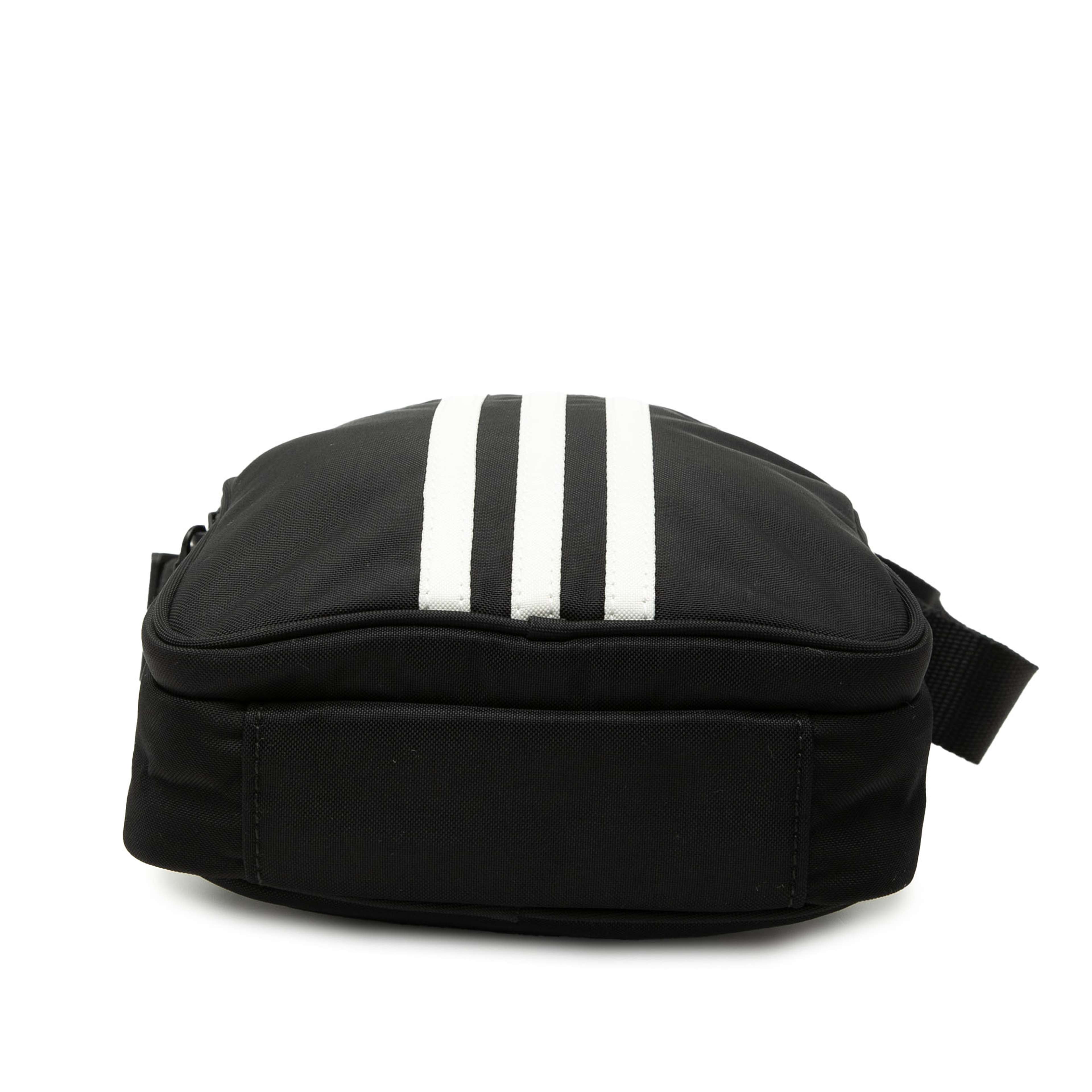 Balenciaga Adidas Small Nylon Messenger Bag, från Luxclusif, i färgen black. Klicka för att öppna bilden i stort format