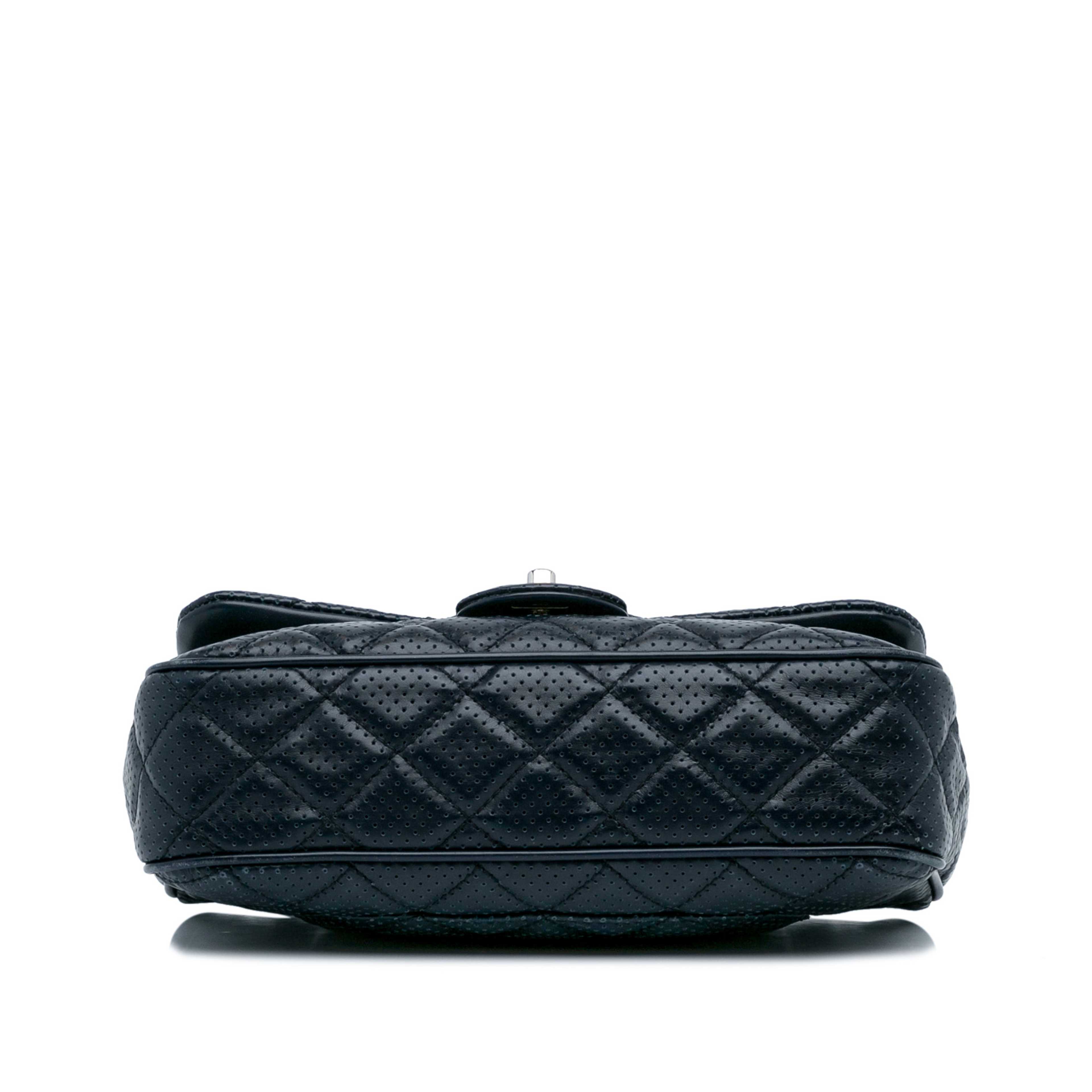 Chanel Perforated Classic Mini Rectangular Flap, från Luxclusif, i färgen dark blue. Klicka för att öppna bilden i stort format