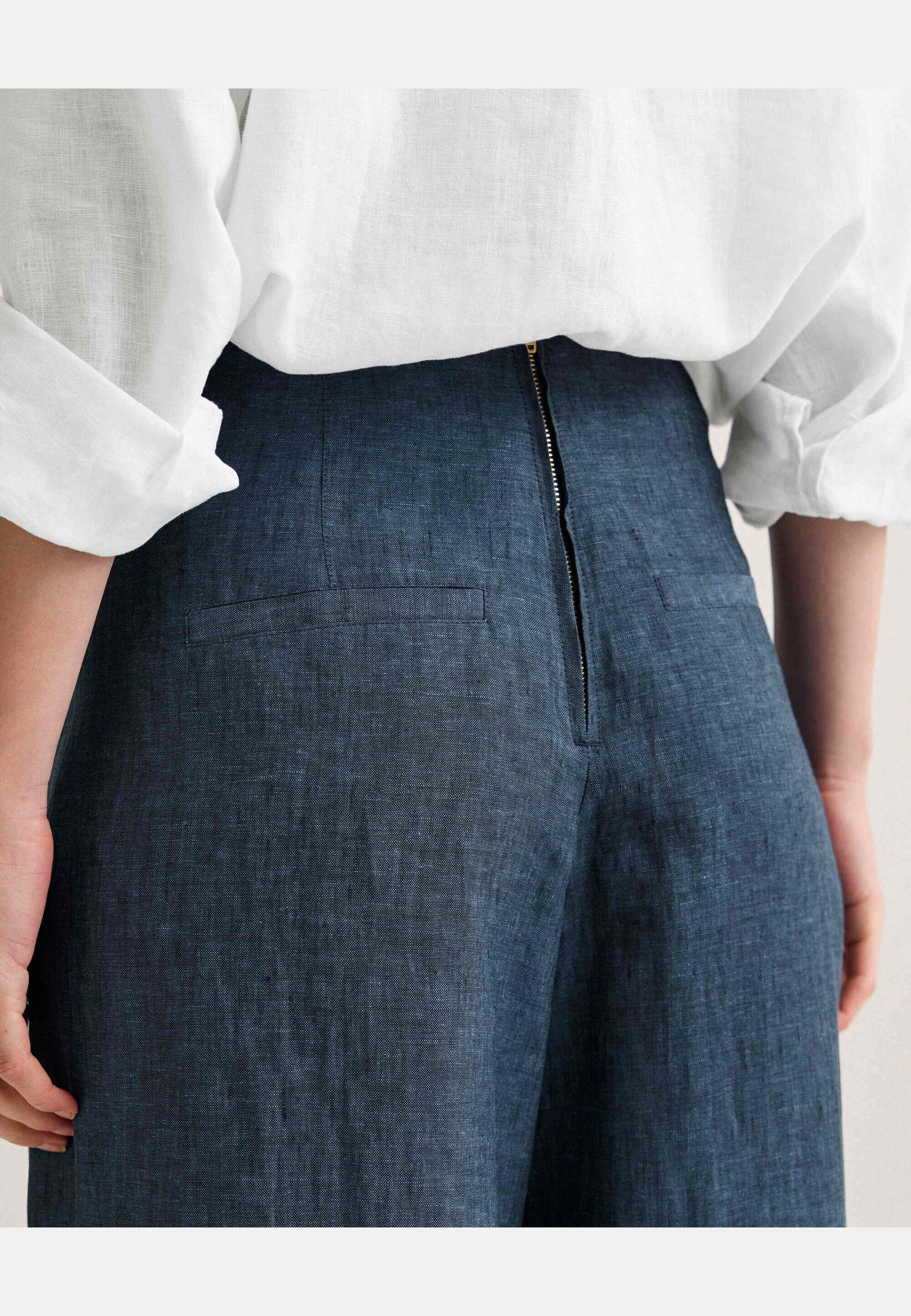 Penelope Linen Trousers, från Newhouse, i färgen mjuk marinblå. Klicka för att öppna bilden i stort format