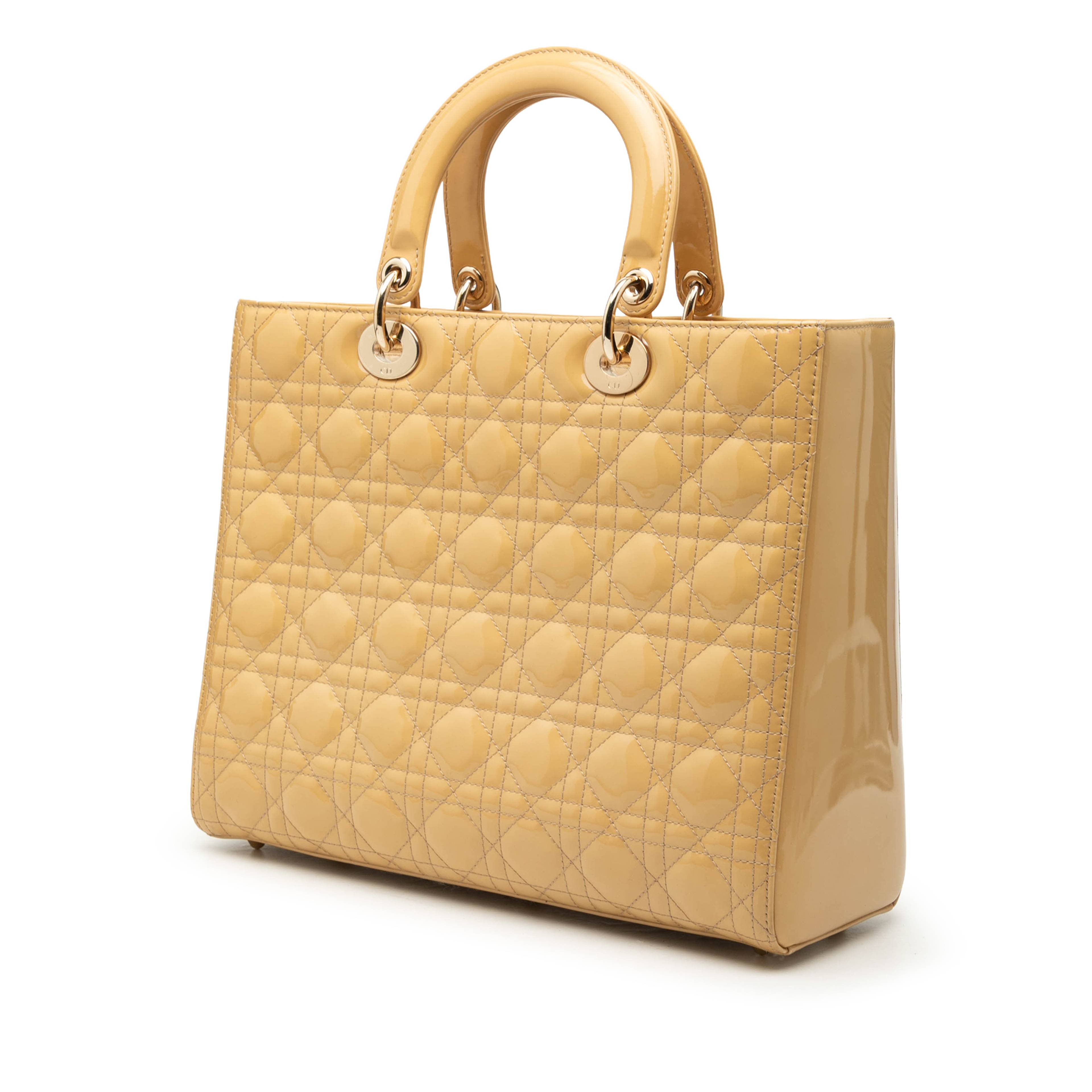 Dior Large Patent Cannage Lady Dior, från Luxclusif, i färgen beige. Klicka för att öppna bilden i stort format