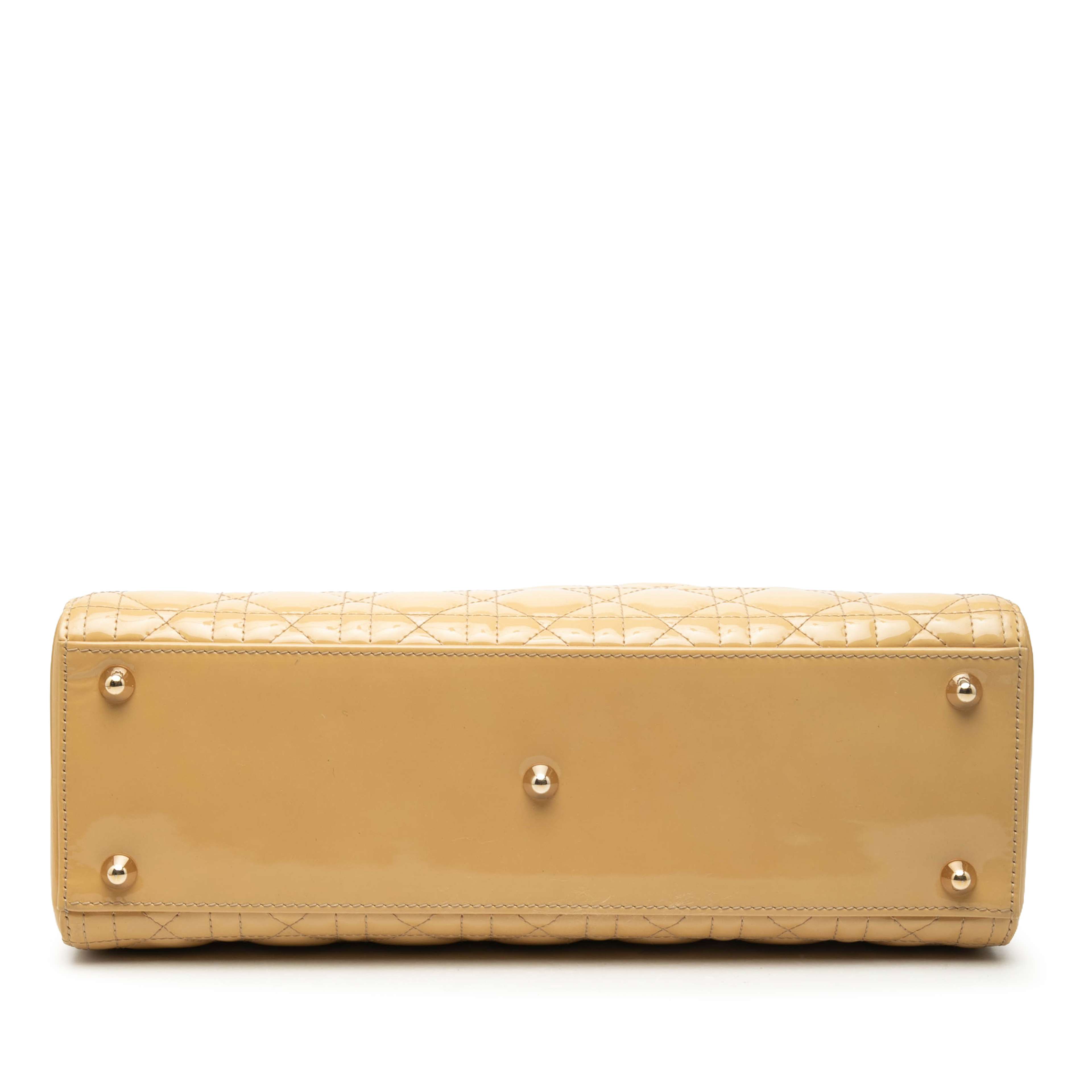 Dior Large Patent Cannage Lady Dior, från Luxclusif, i färgen beige. Klicka för att öppna bilden i stort format
