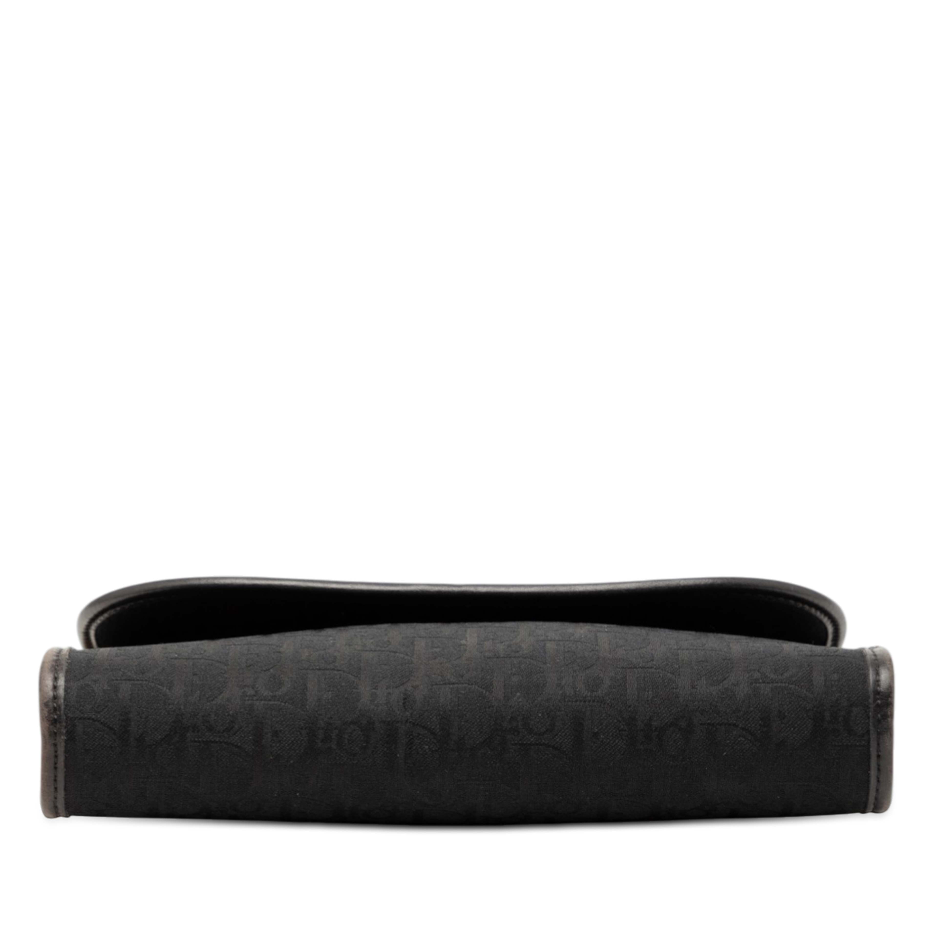 Dior Diorissimo Trotter Canvas Chain Shoulder Bag, från Luxclusif, i färgen black. Klicka för att öppna bilden i stort format