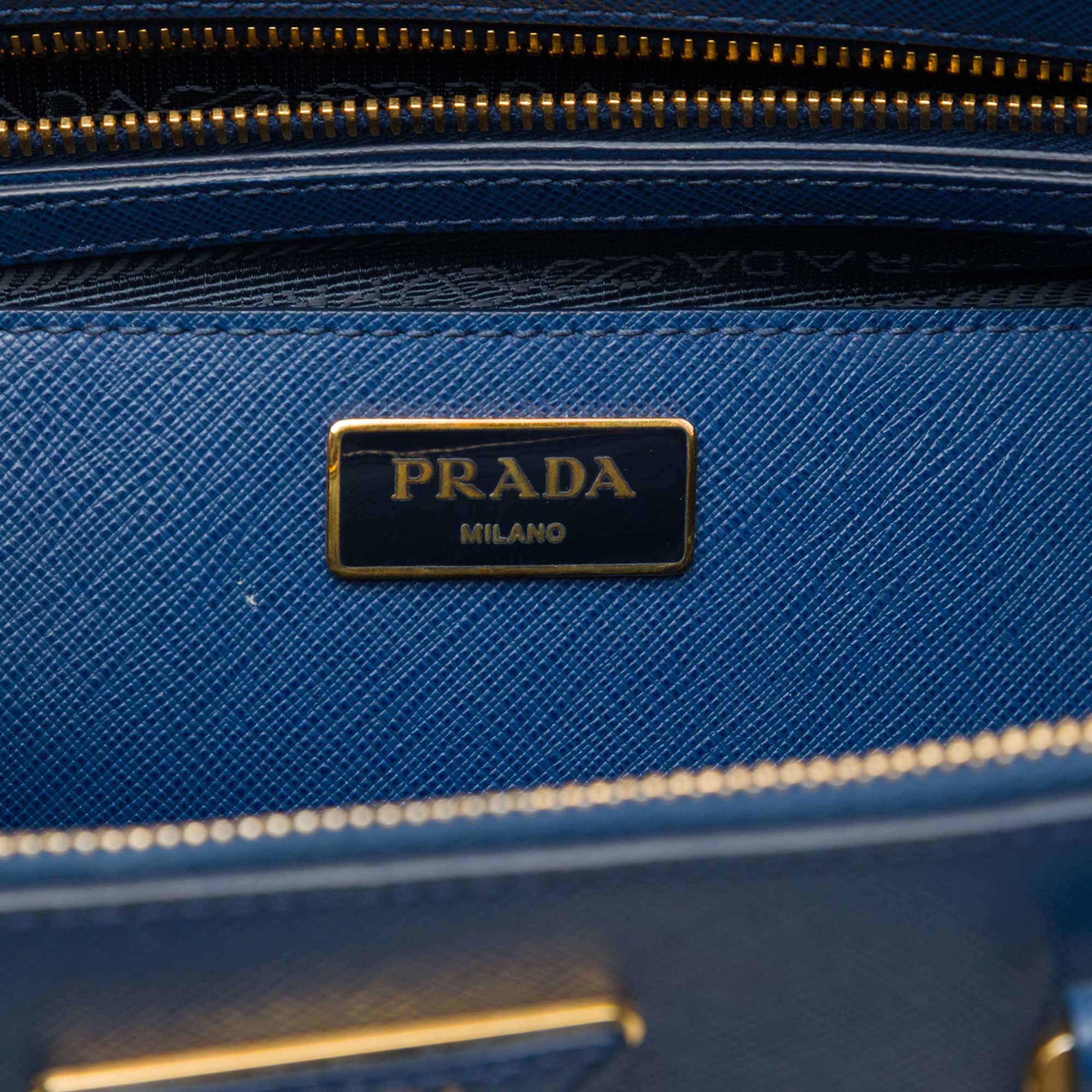 Prada Large Saffiano Lux Galleria Double Zip Tote, från Luxclusif, i färgen blå. Klicka för att öppna bilden i stort format
