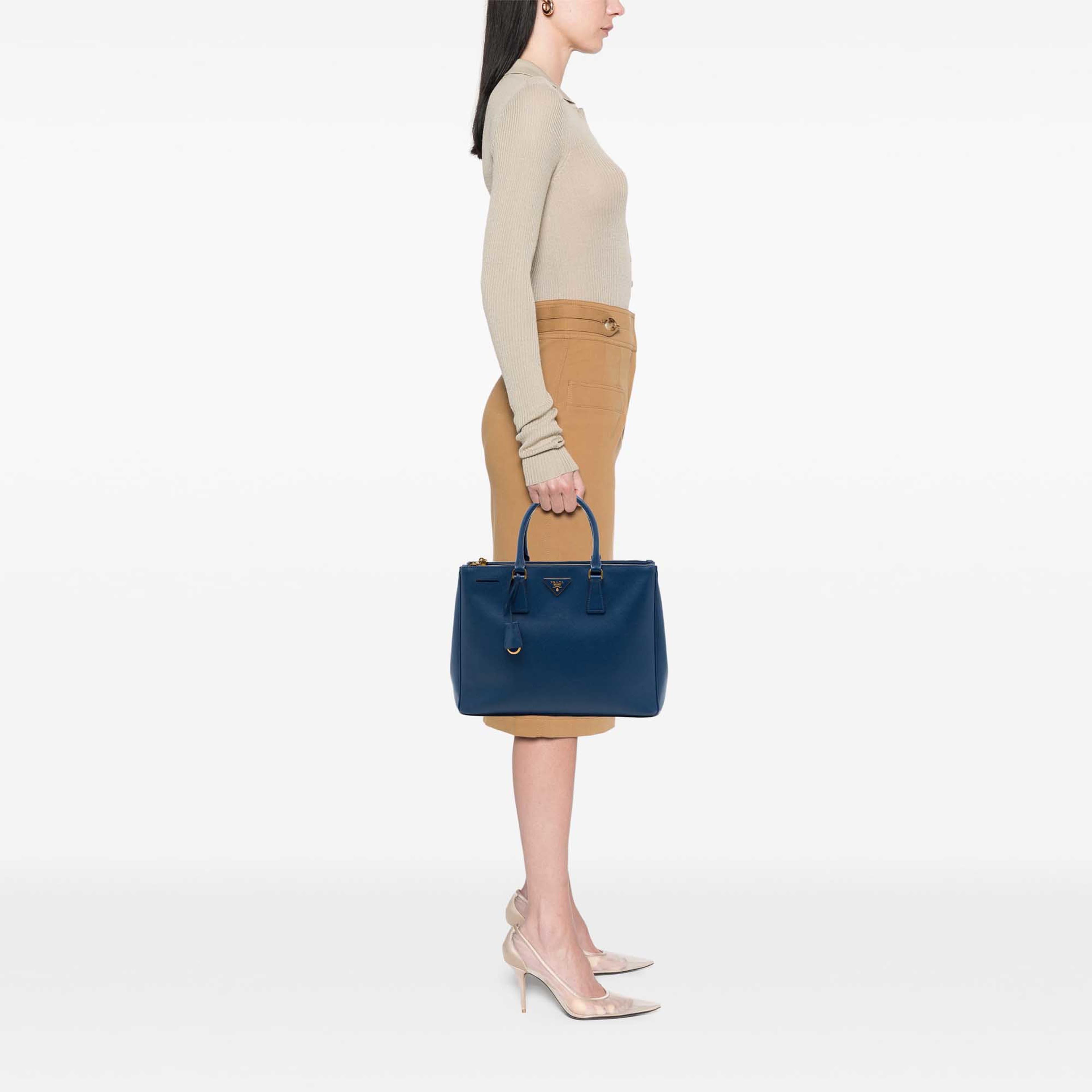 Prada Large Saffiano Lux Galleria Double Zip Tote, från Luxclusif, i färgen blå. Klicka för att öppna bilden i stort format