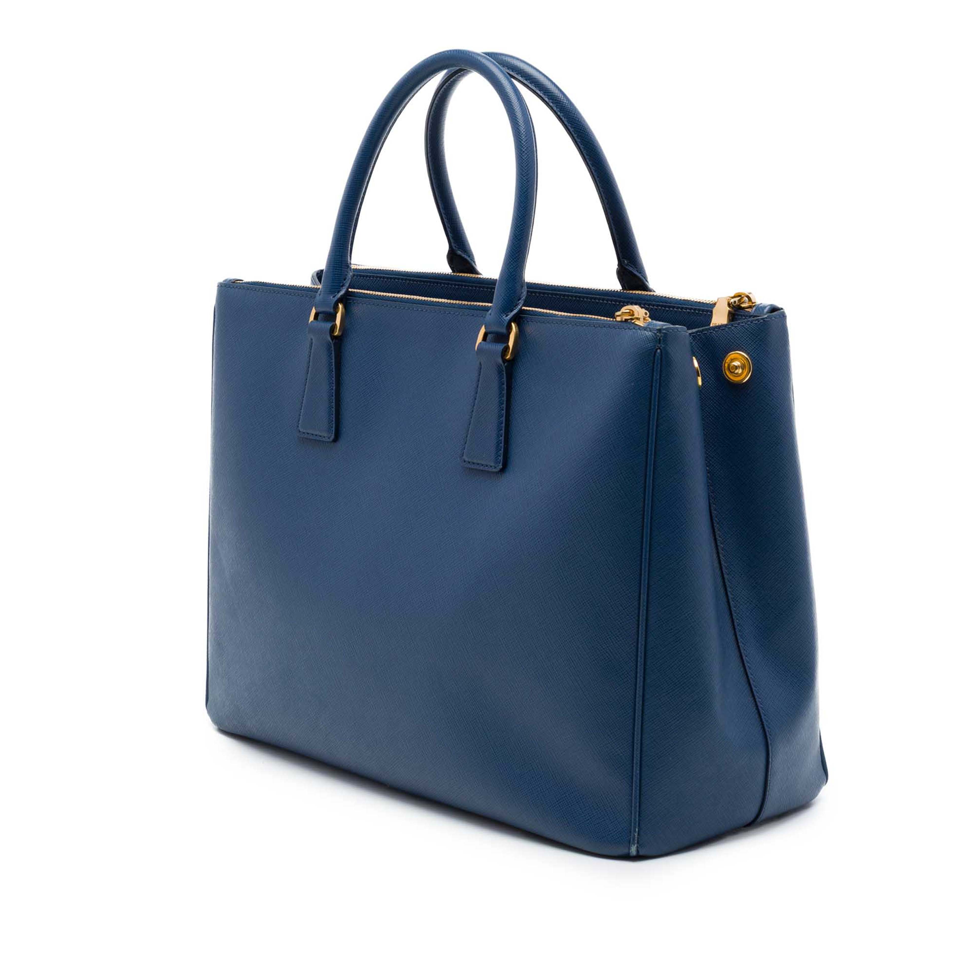Prada Large Saffiano Lux Galleria Double Zip Tote, från Luxclusif, i färgen blå. Klicka för att öppna bilden i stort format