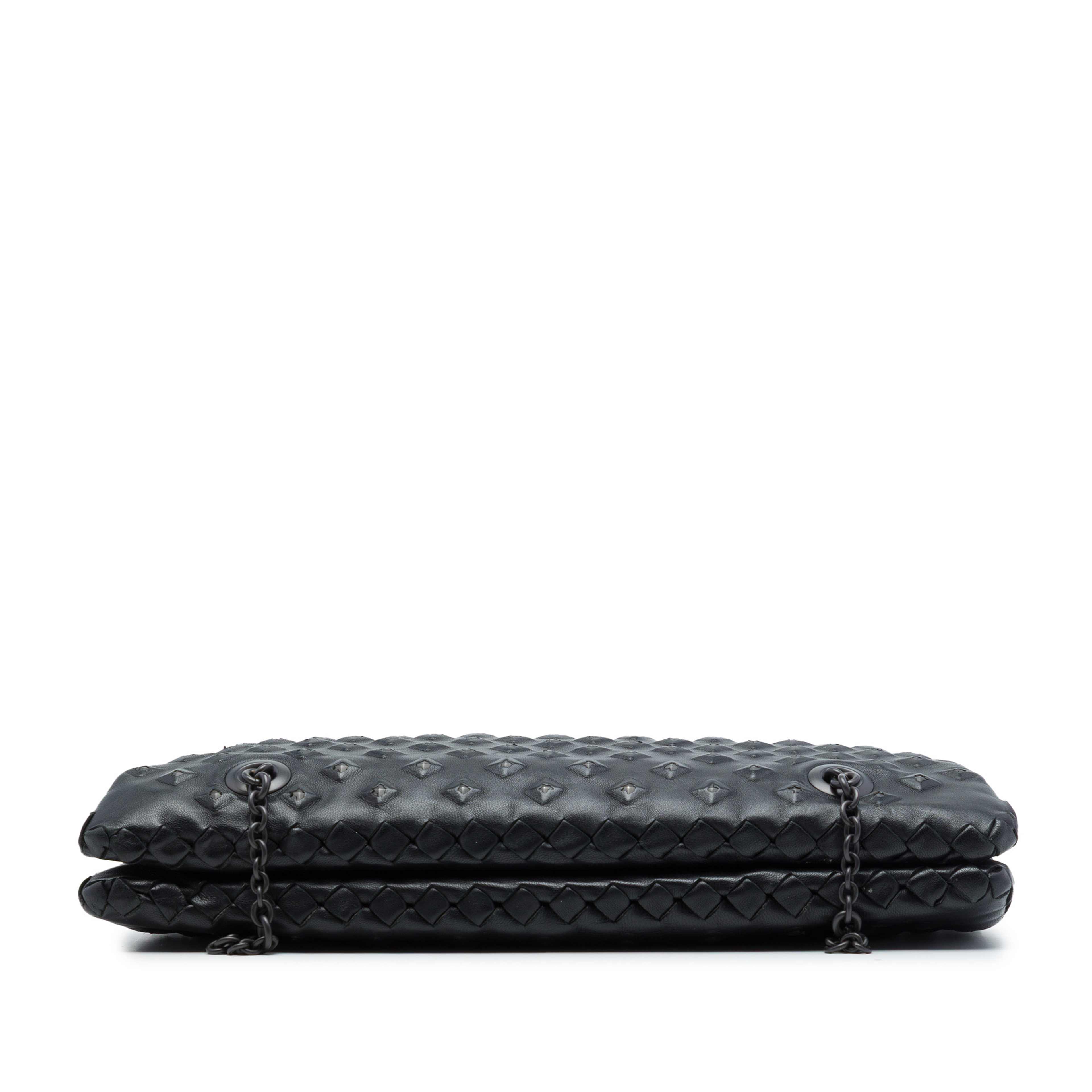 Bottega Veneta Intrecciato Trimmed Nappa Studded Duo Shoulder Bag, från Luxclusif, i färgen svart. Klicka för att öppna bilden i stort format