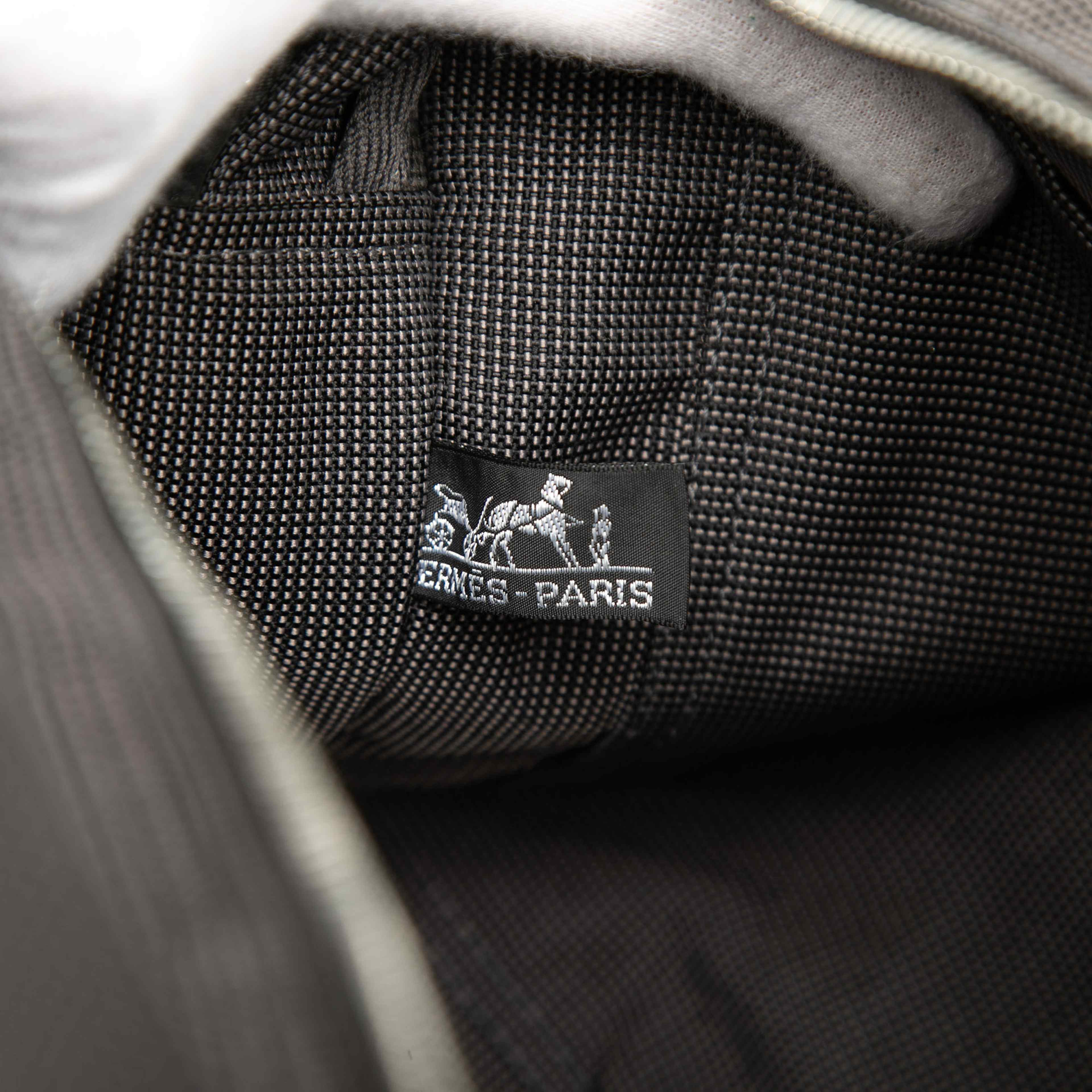 Hermès Canvas Herline Mm, från Luxclusif, i färgen grå. Klicka för att öppna bilden i stort format
