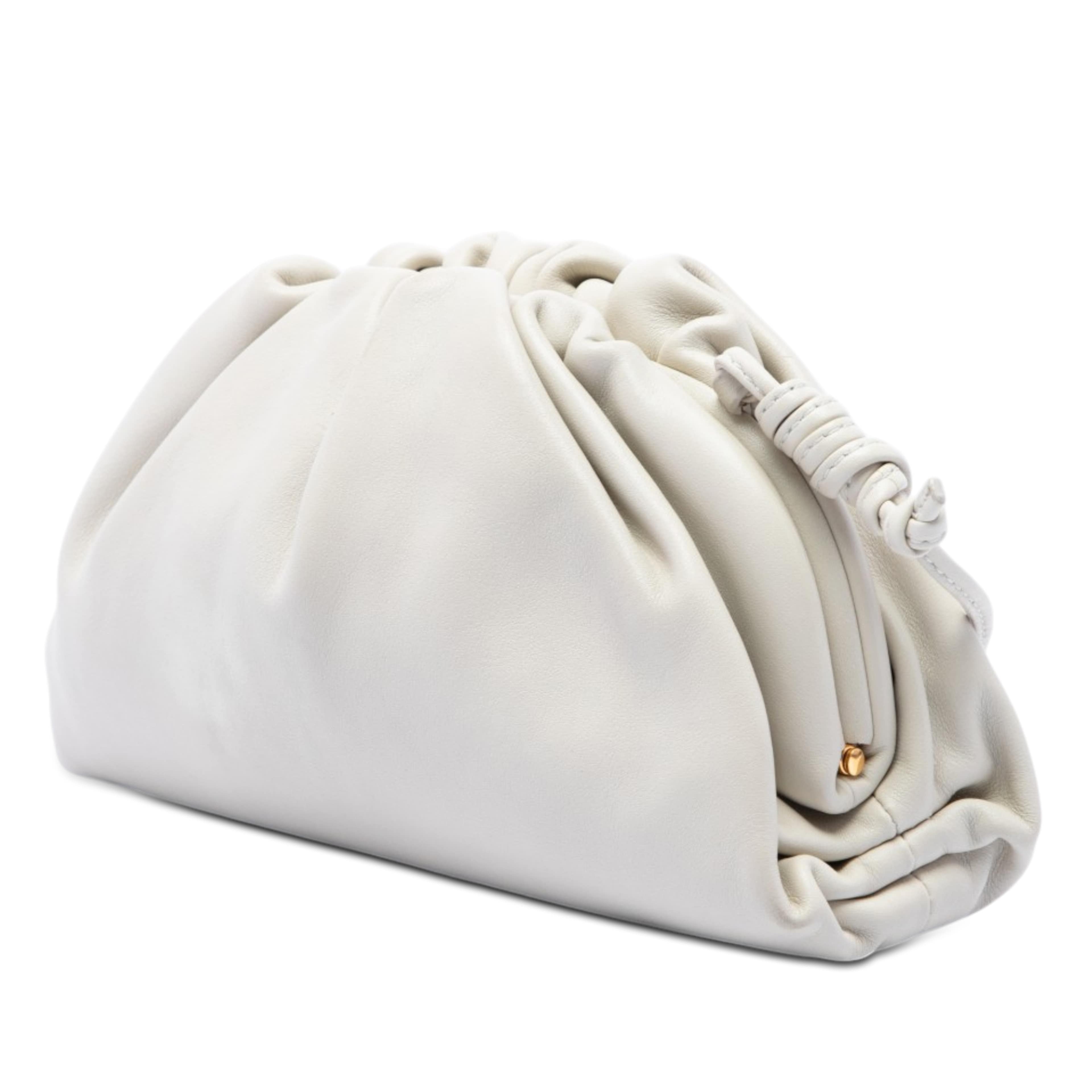 Bottega Veneta Lambskin The Mini Pouch Crossbody, från Luxclusif, i färgen vit. Klicka för att öppna bilden i stort format