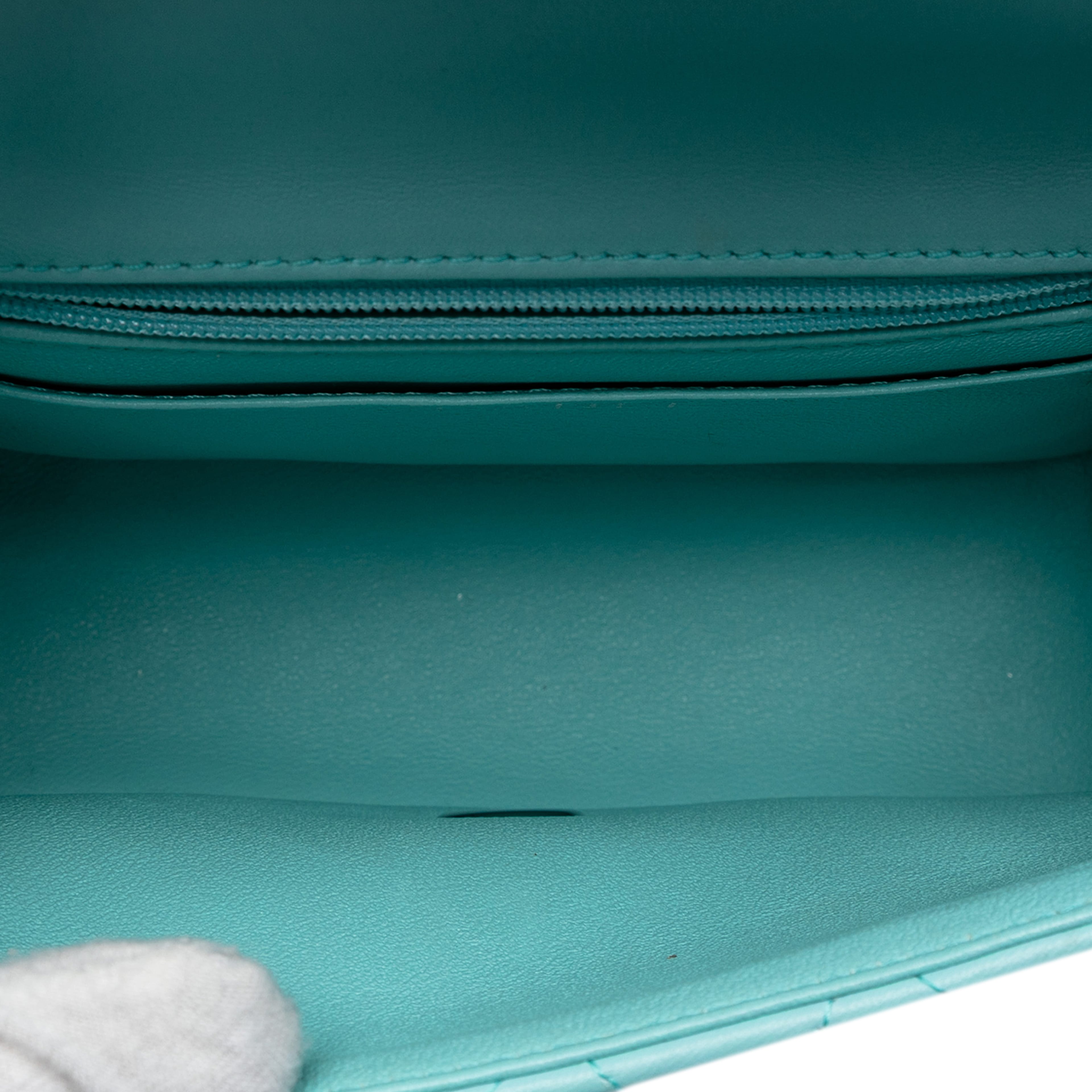 Chanel Mini Square Classic Lambskin Single Flap, från Luxclusif, i färgen aqua. Klicka för att öppna bilden i stort format