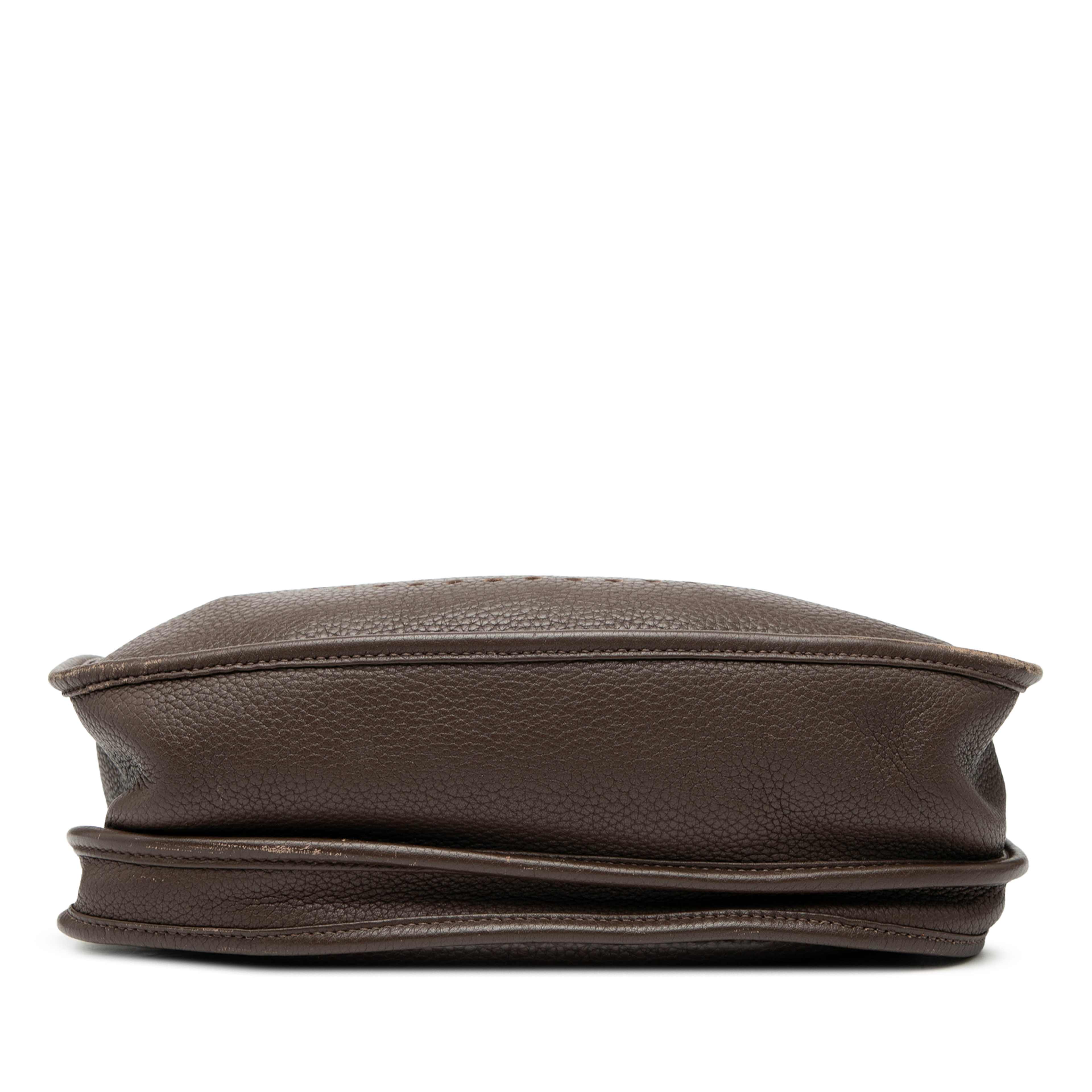 Hermès Clemence Evelyne Iii Pm, från Luxclusif, i färgen dark brown. Klicka för att öppna bilden i stort format