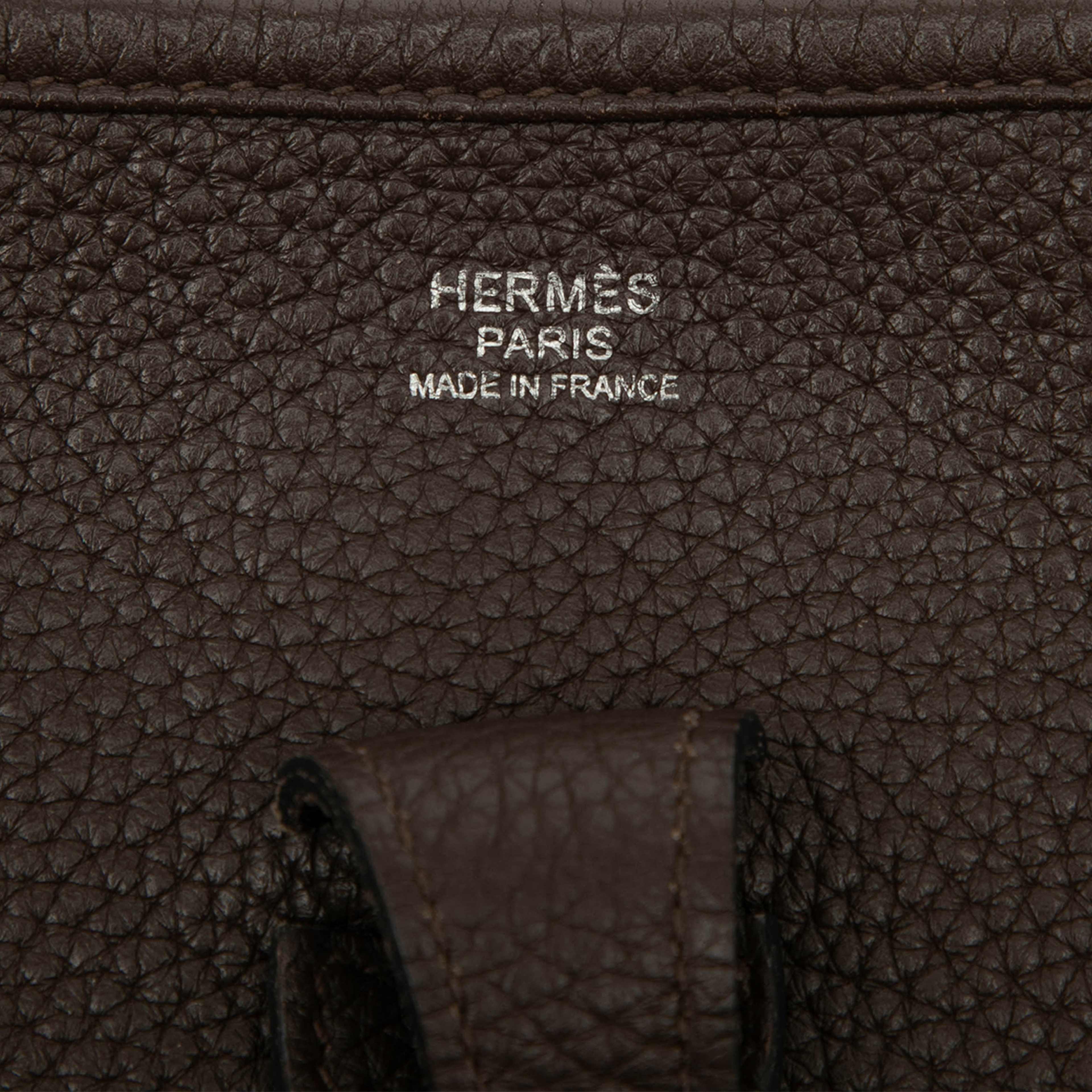 Hermès Clemence Evelyne Iii Pm, från Luxclusif, i färgen dark brown. Klicka för att öppna bilden i stort format