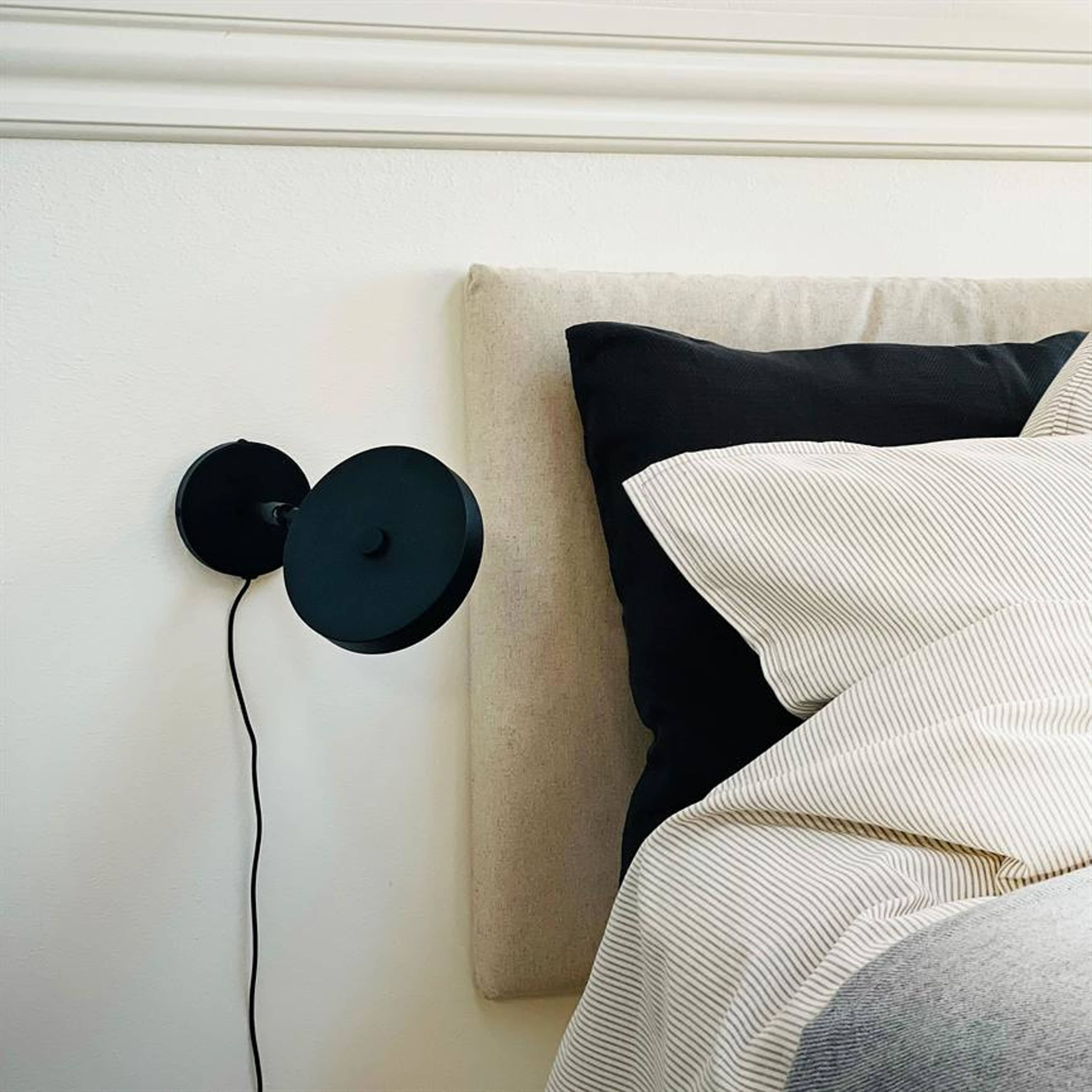 Starlight Wall Lamp, från Dyberg Larsen, i färgen black. Klicka för att öppna bilden i stort format
