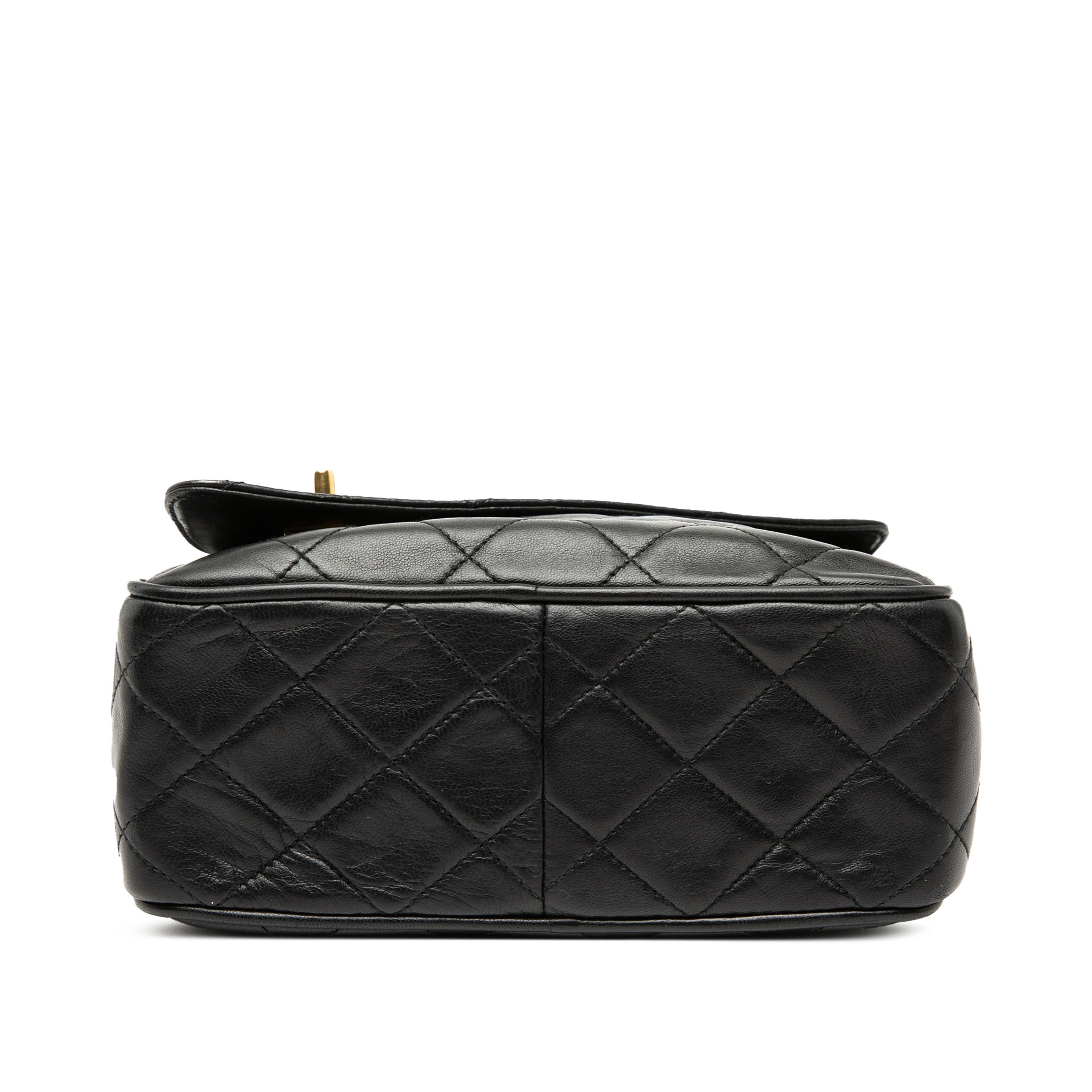 Chanel Mini Cc Quilted Lambskin Tassel Camera Bag, från Luxclusif, i färgen black. Klicka för att öppna bilden i stort format