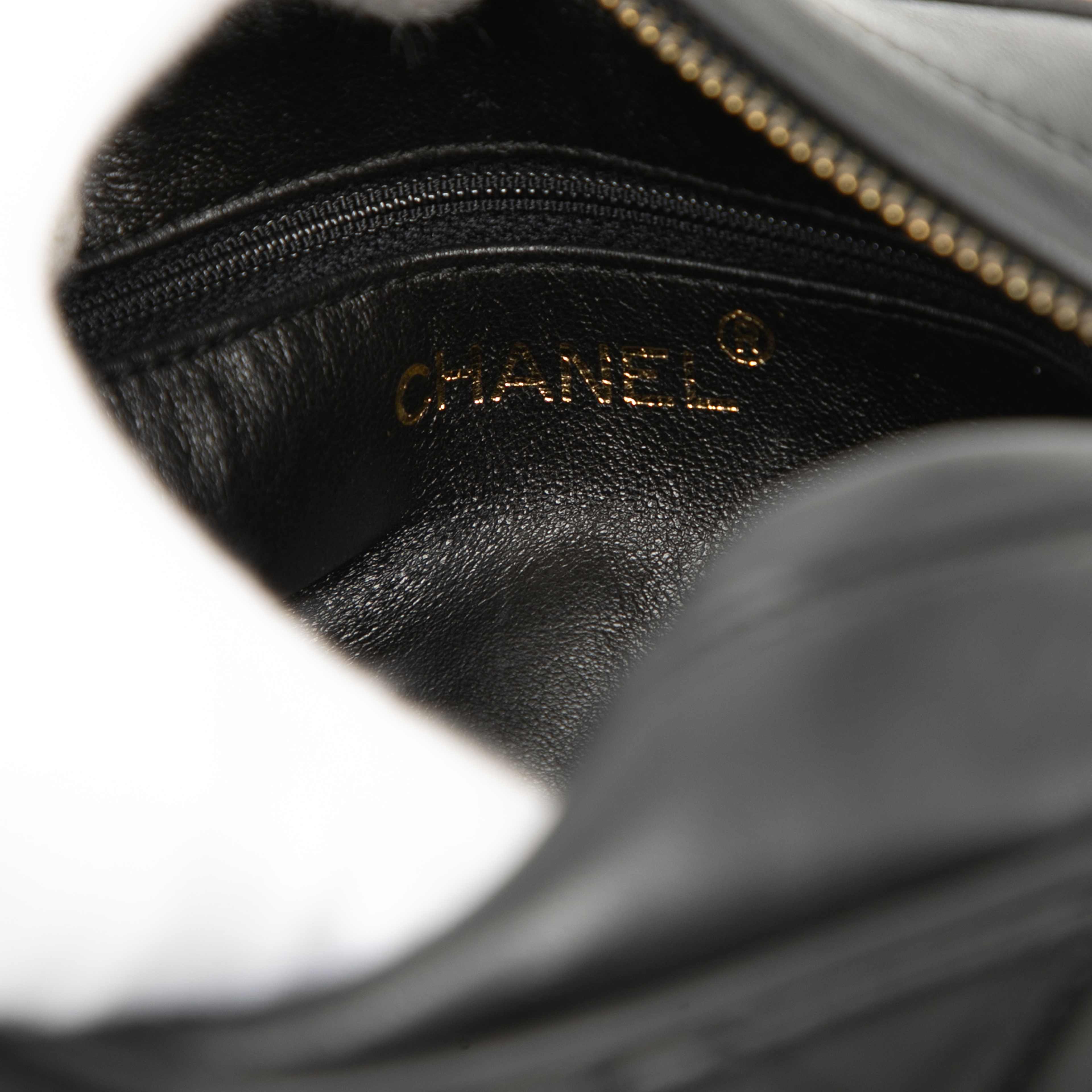 Chanel Mini Cc Quilted Lambskin Tassel Camera Bag, från Luxclusif, i färgen black. Klicka för att öppna bilden i stort format