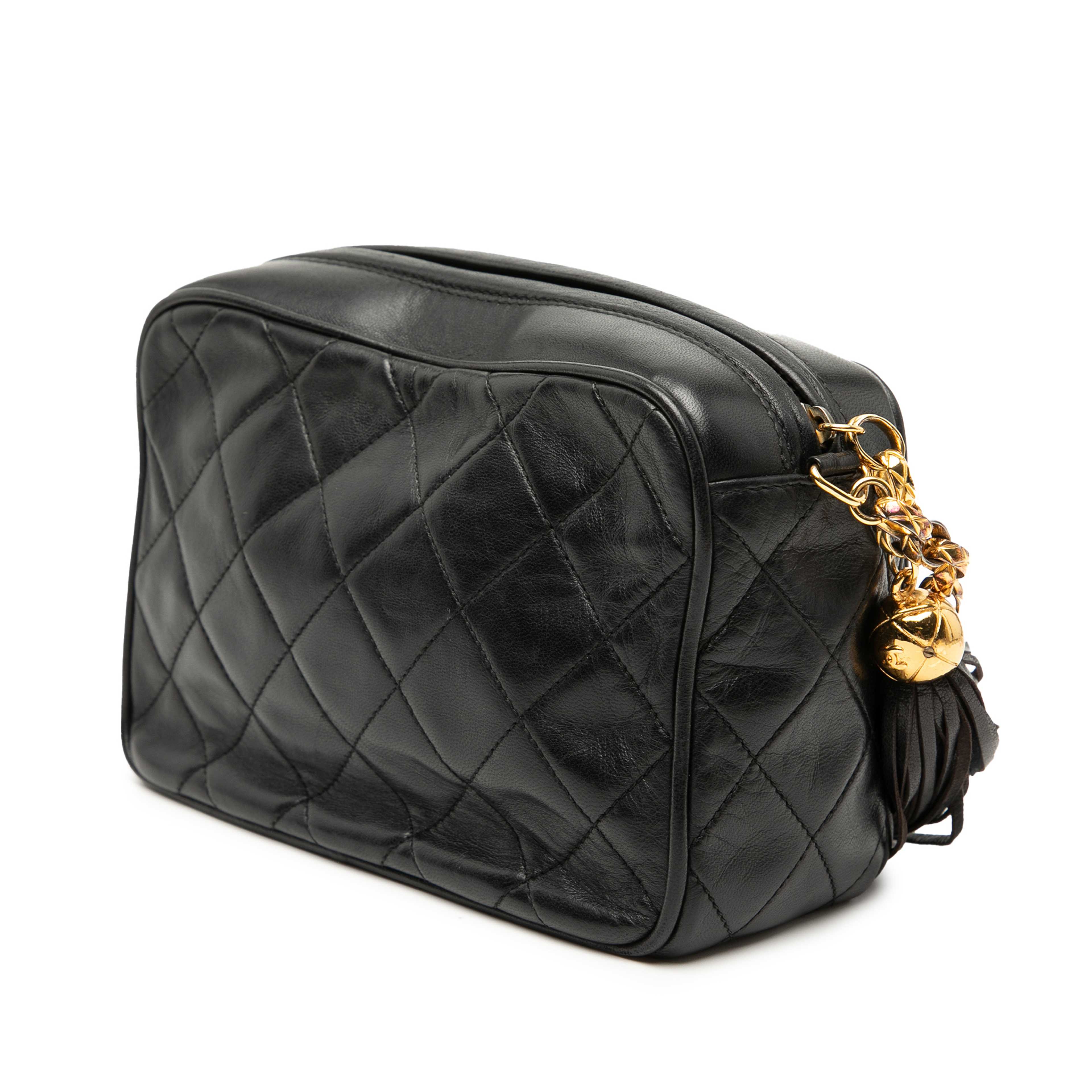 Chanel Mini Cc Quilted Lambskin Tassel Camera Bag, från Luxclusif, i färgen black. Klicka för att öppna bilden i stort format