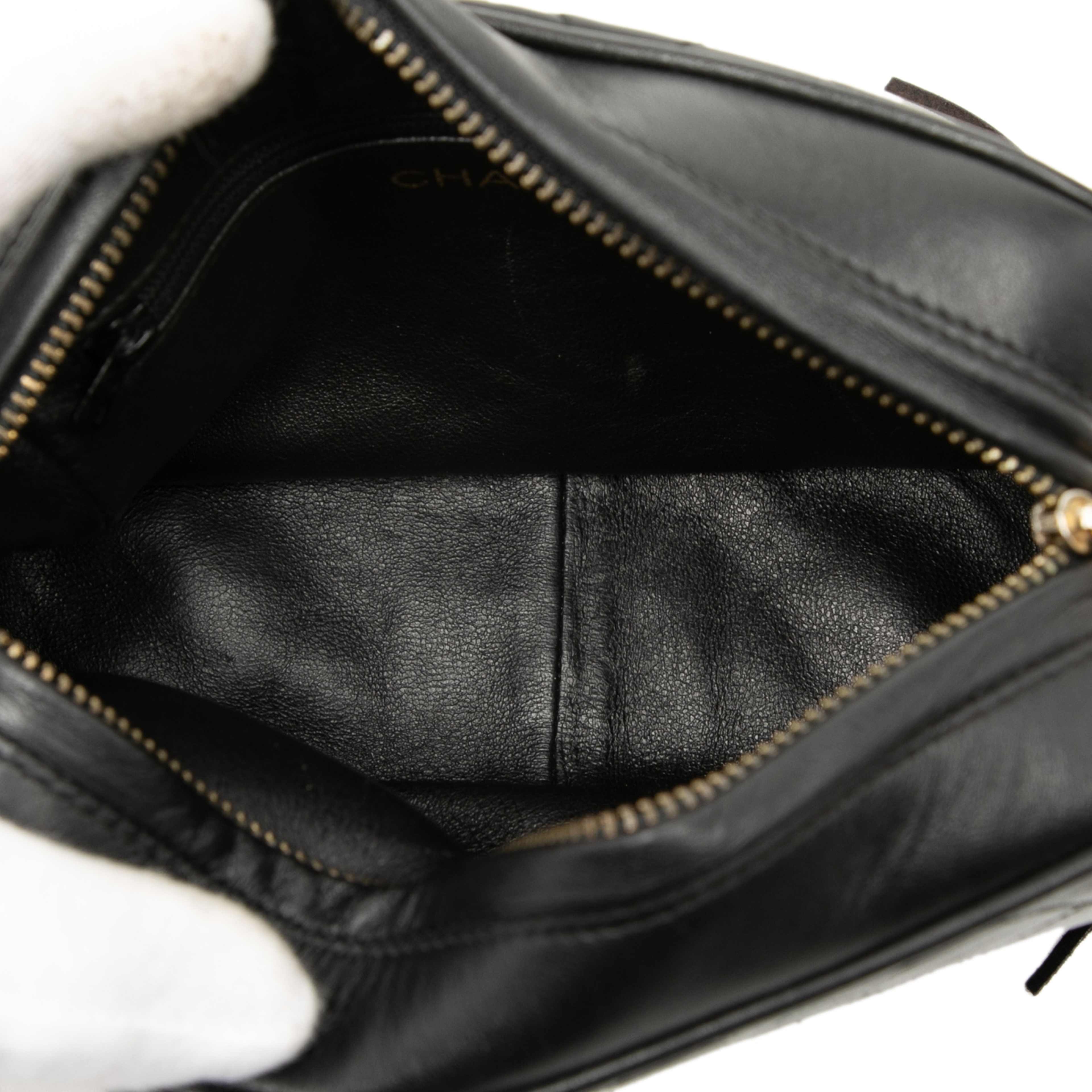 Chanel Mini Cc Quilted Lambskin Tassel Camera Bag, från Luxclusif, i färgen black. Klicka för att öppna bilden i stort format