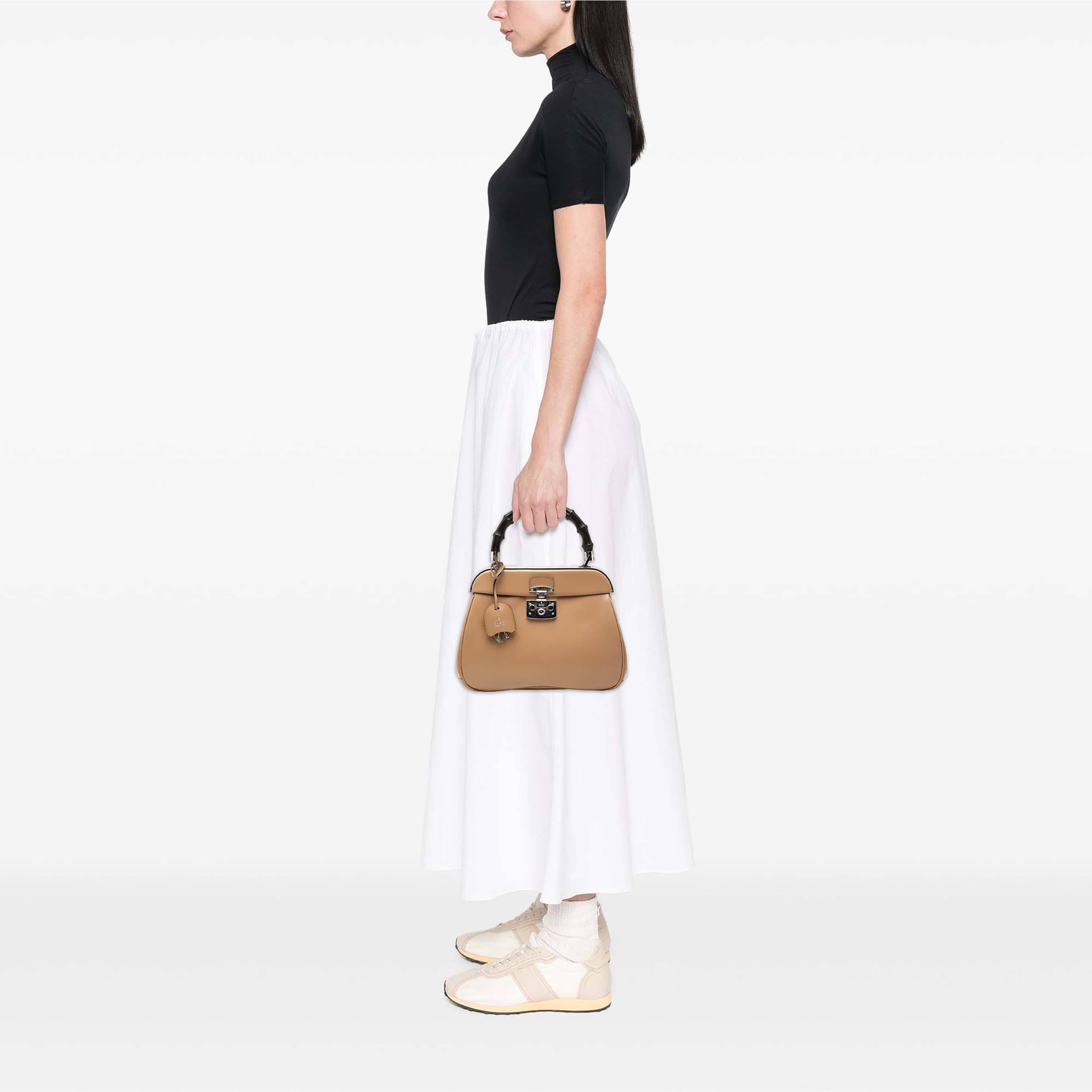 Gucci Medium Smooth Calfskin Bamboo Lady Lock Handbag, från Luxclusif, i färgen beige. Klicka för att öppna bilden i stort format