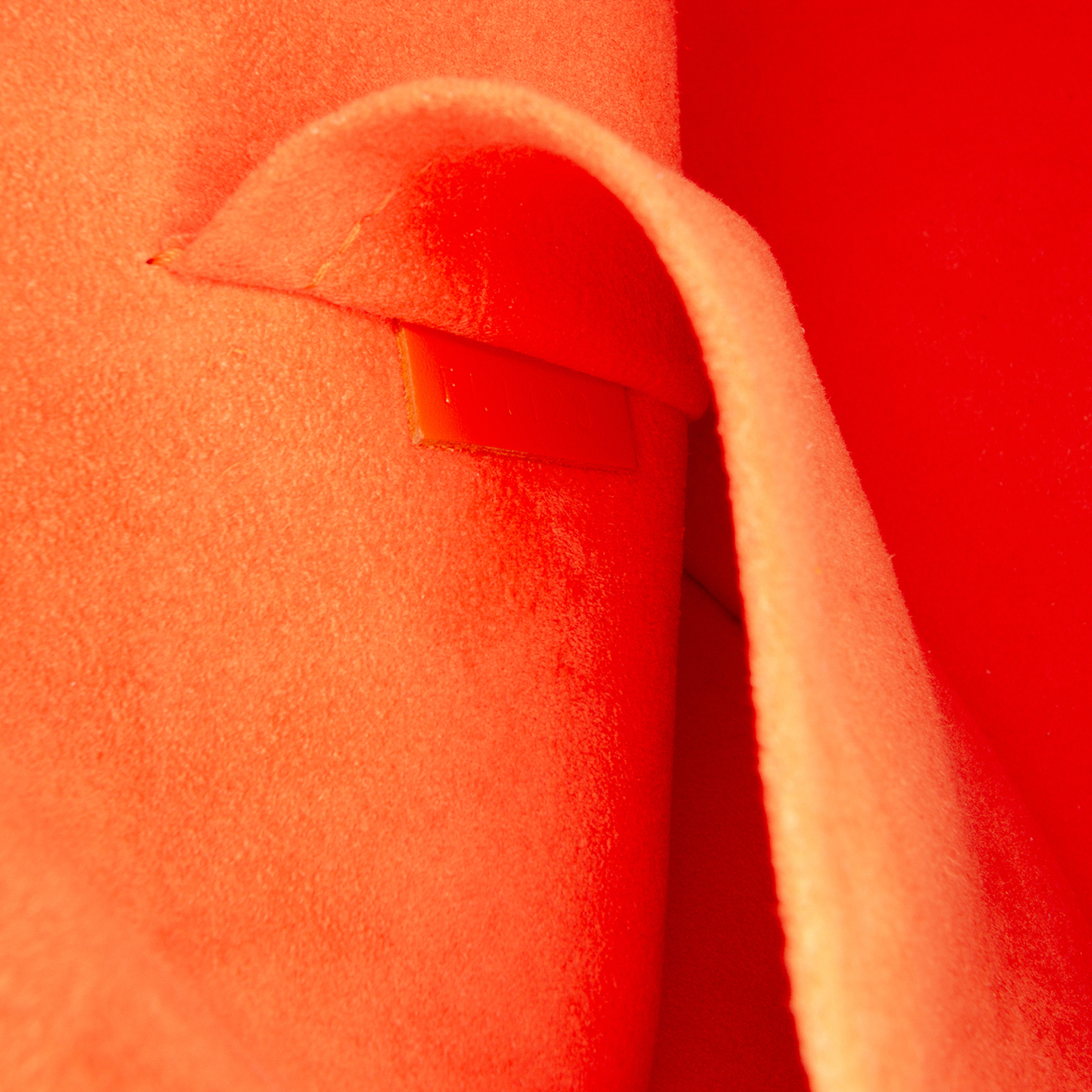 Louis Vuitton Epi Alma Pm, från Luxclusif, i färgen dark orange. Klicka för att öppna bilden i stort format