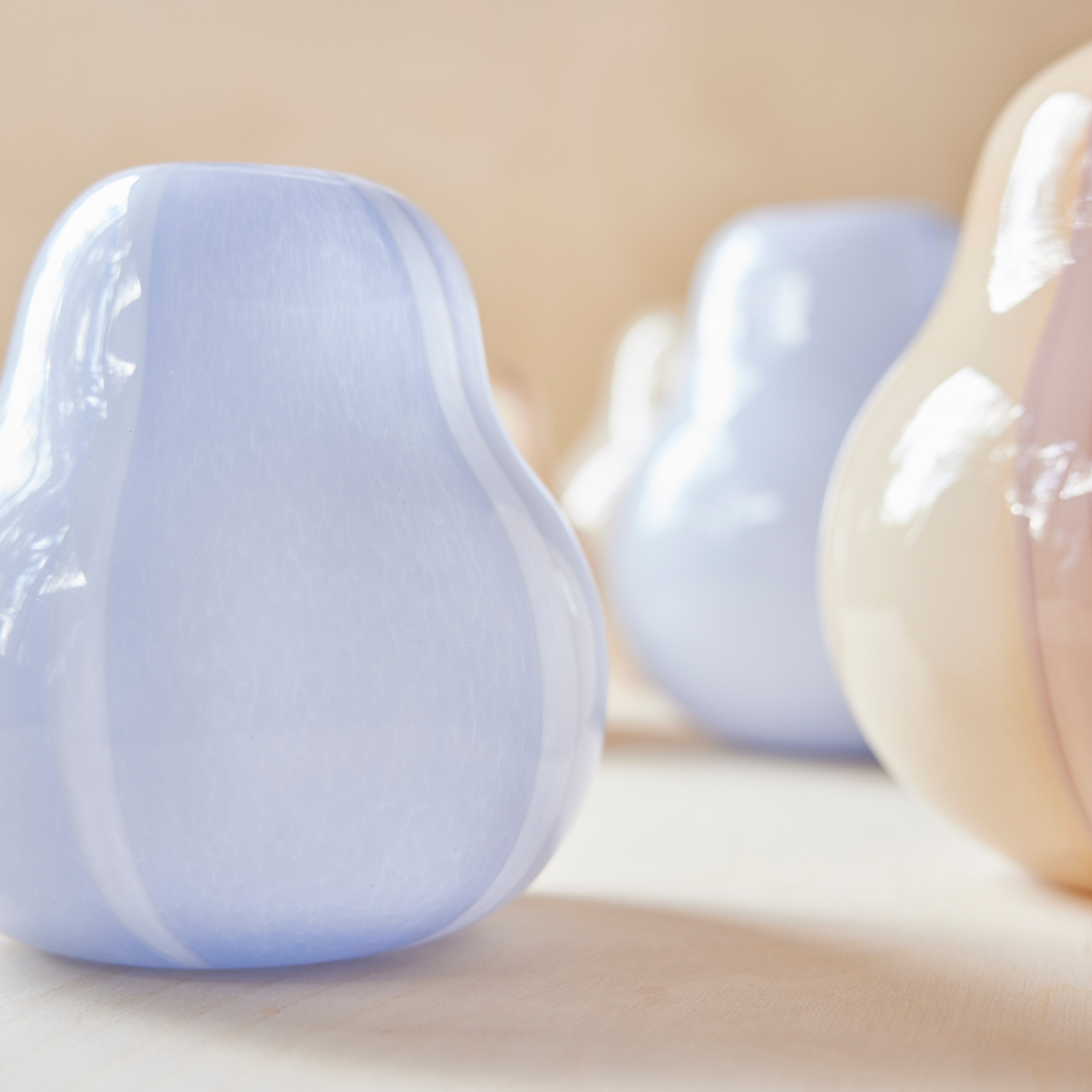 Kojo Vase, från OYOY Living, i färgen lavender/white. Klicka för att öppna bilden i stort format