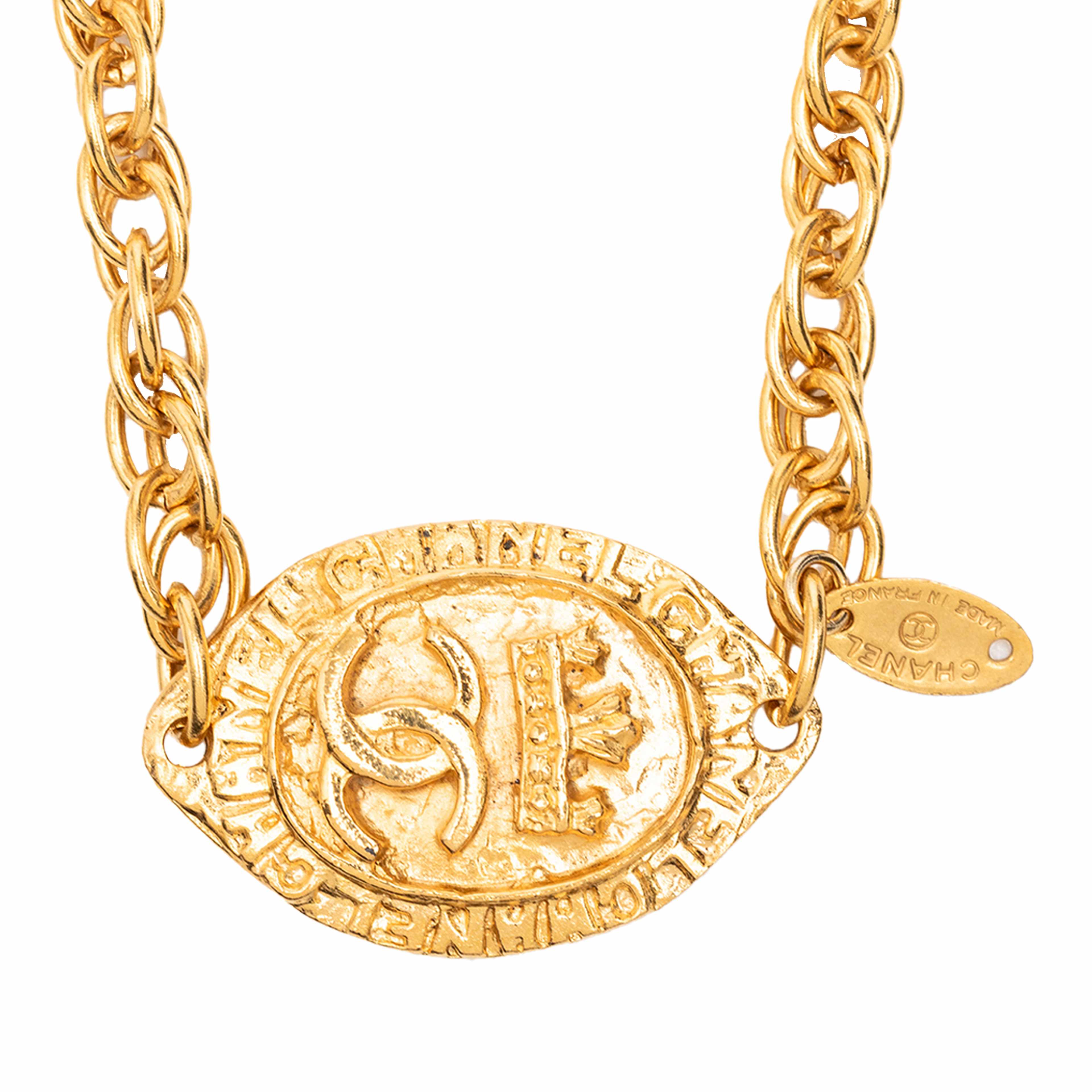 Chanel Gold Plated Cc Medallion Pendant Necklace, från Luxclusif, i färgen gold. Klicka för att öppna bilden i stort format