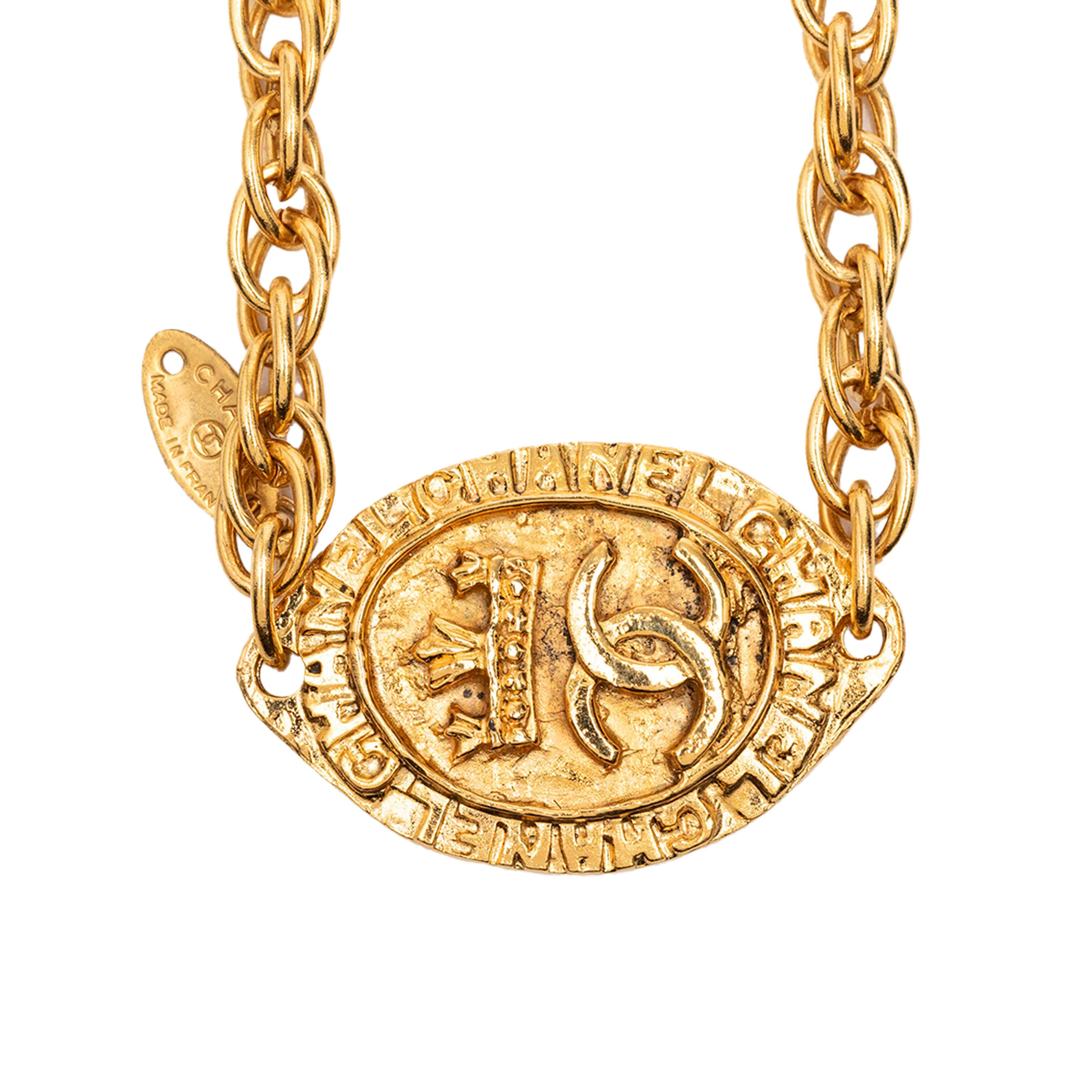 Chanel Gold Plated Cc Medallion Pendant Necklace, från Luxclusif, i färgen gold. Klicka för att öppna bilden i stort format