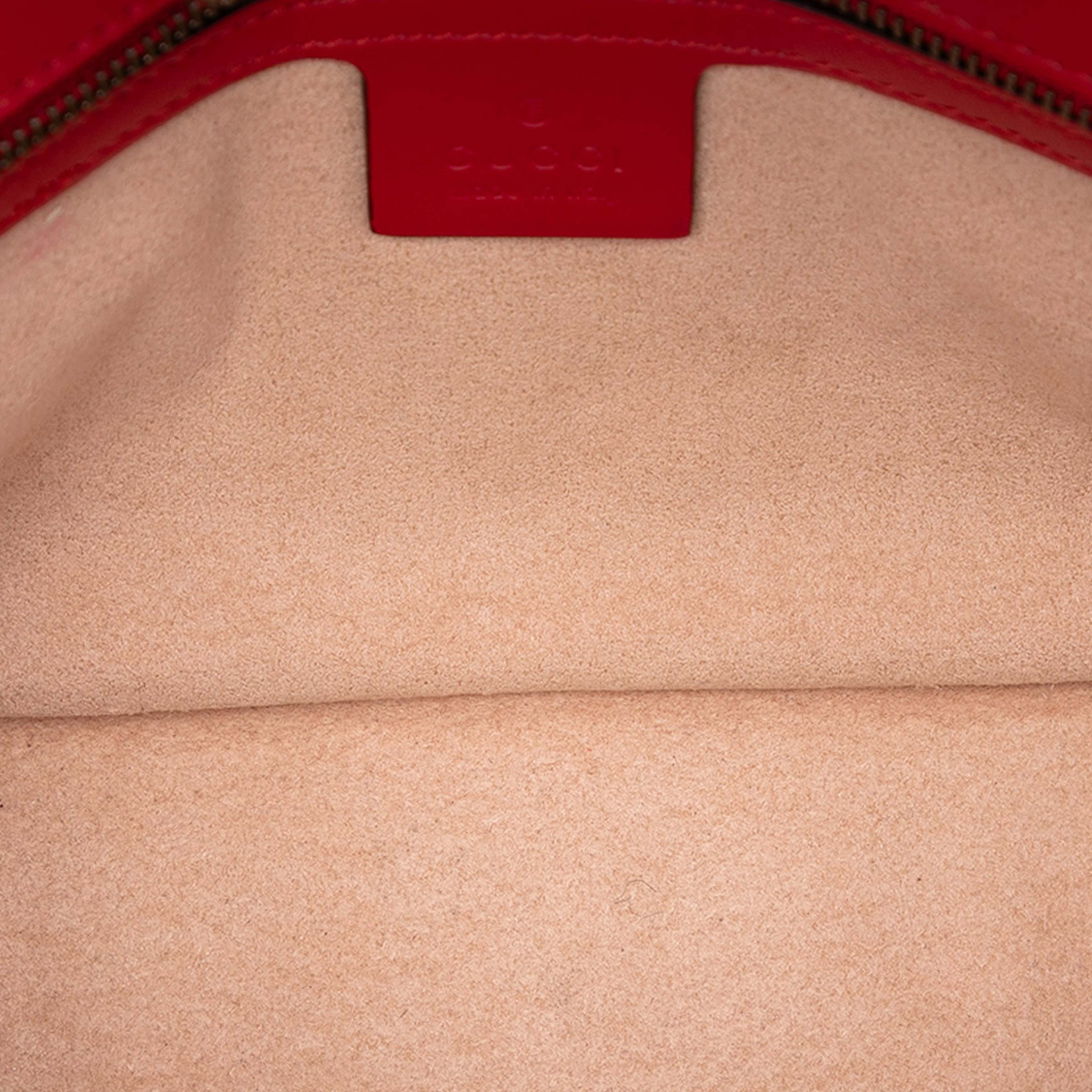 Gucci Medium Gg Marmont Matelasse Calfskin Shoulder Bag, från Luxclusif, i färgen red. Klicka för att öppna bilden i stort format