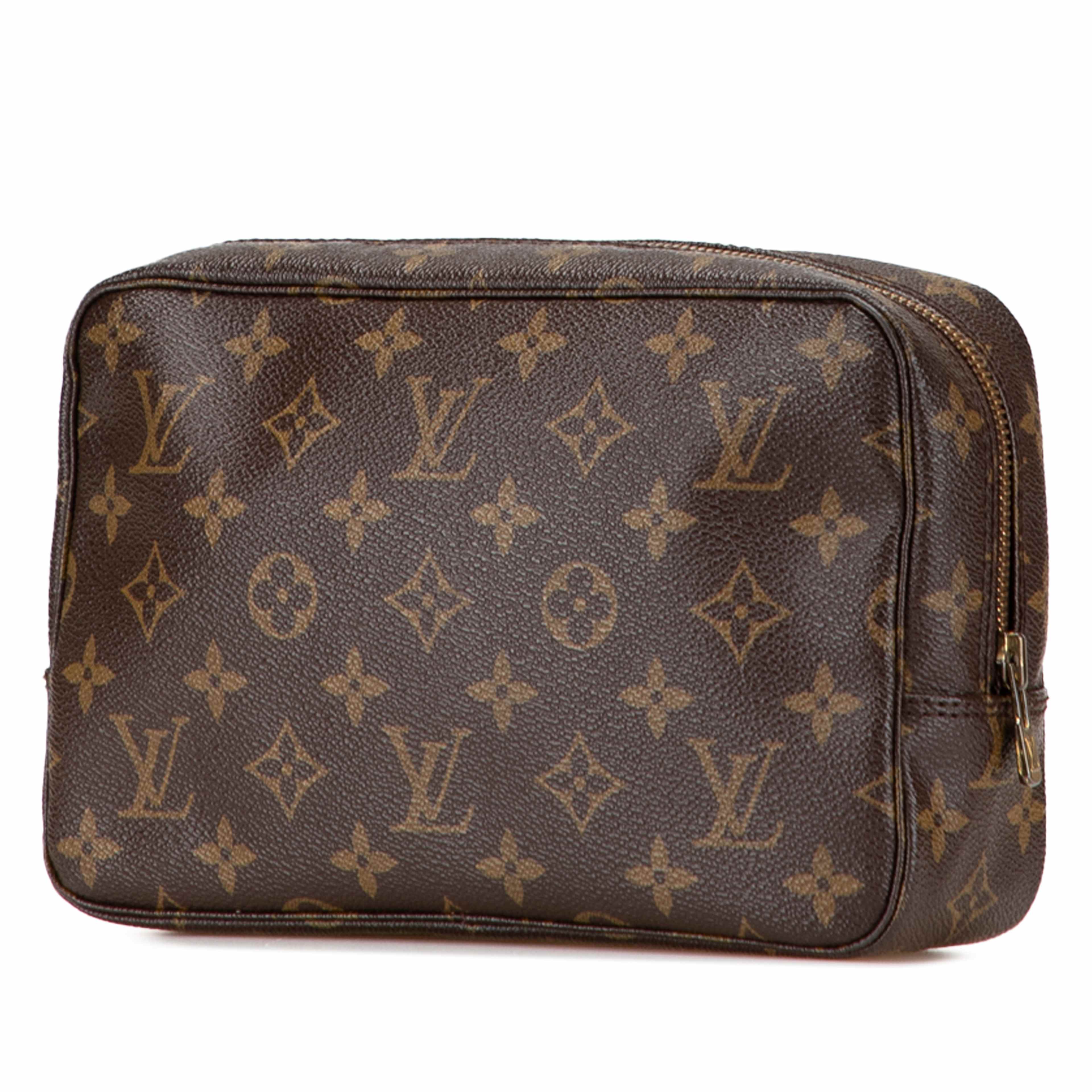 Louis Vuitton Monogram Trousse Toilette 23, från Luxclusif, i färgen brown. Klicka för att öppna bilden i stort format