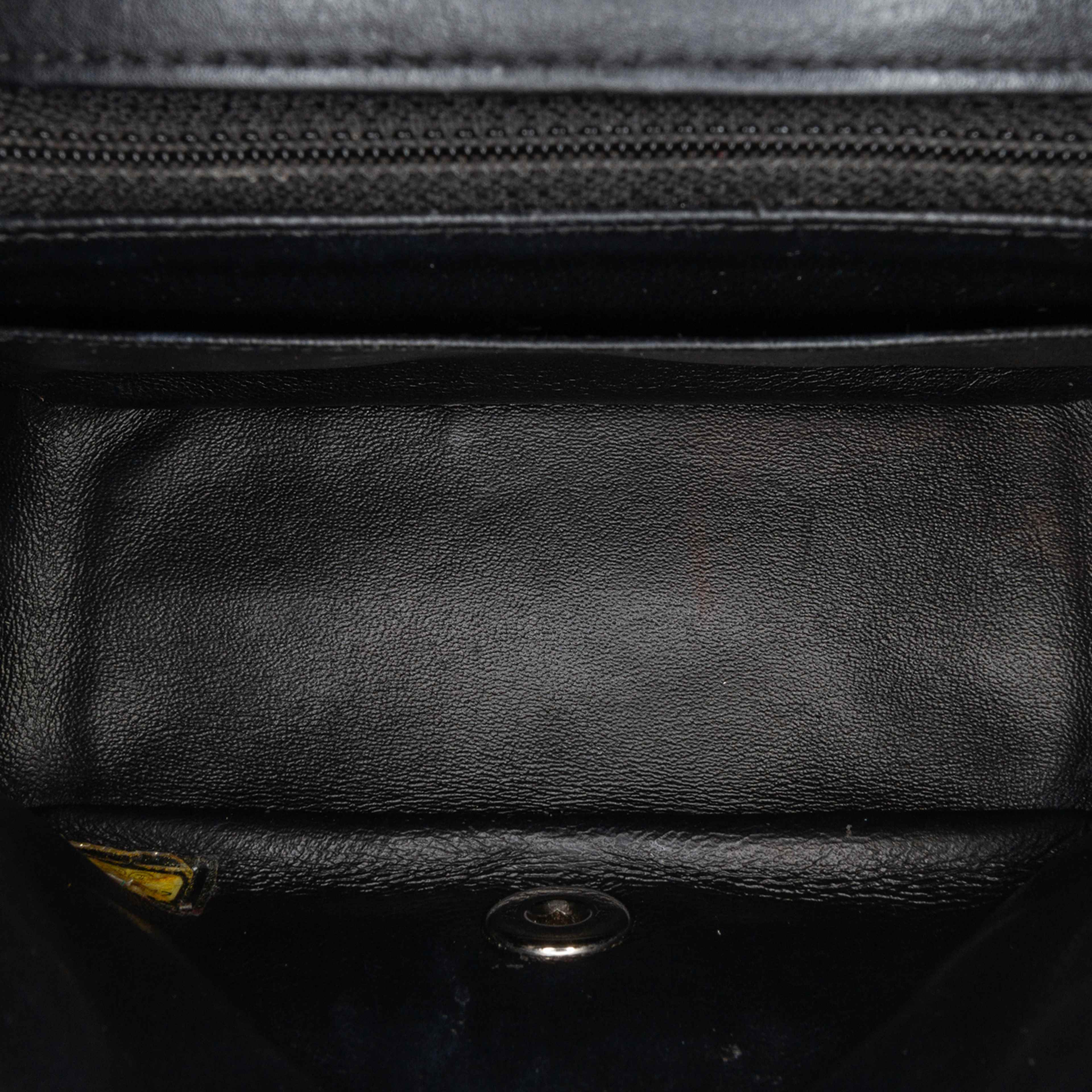 Chanel Mini Square Classic Patent Single Flap, från Luxclusif, i färgen black. Klicka för att öppna bilden i stort format