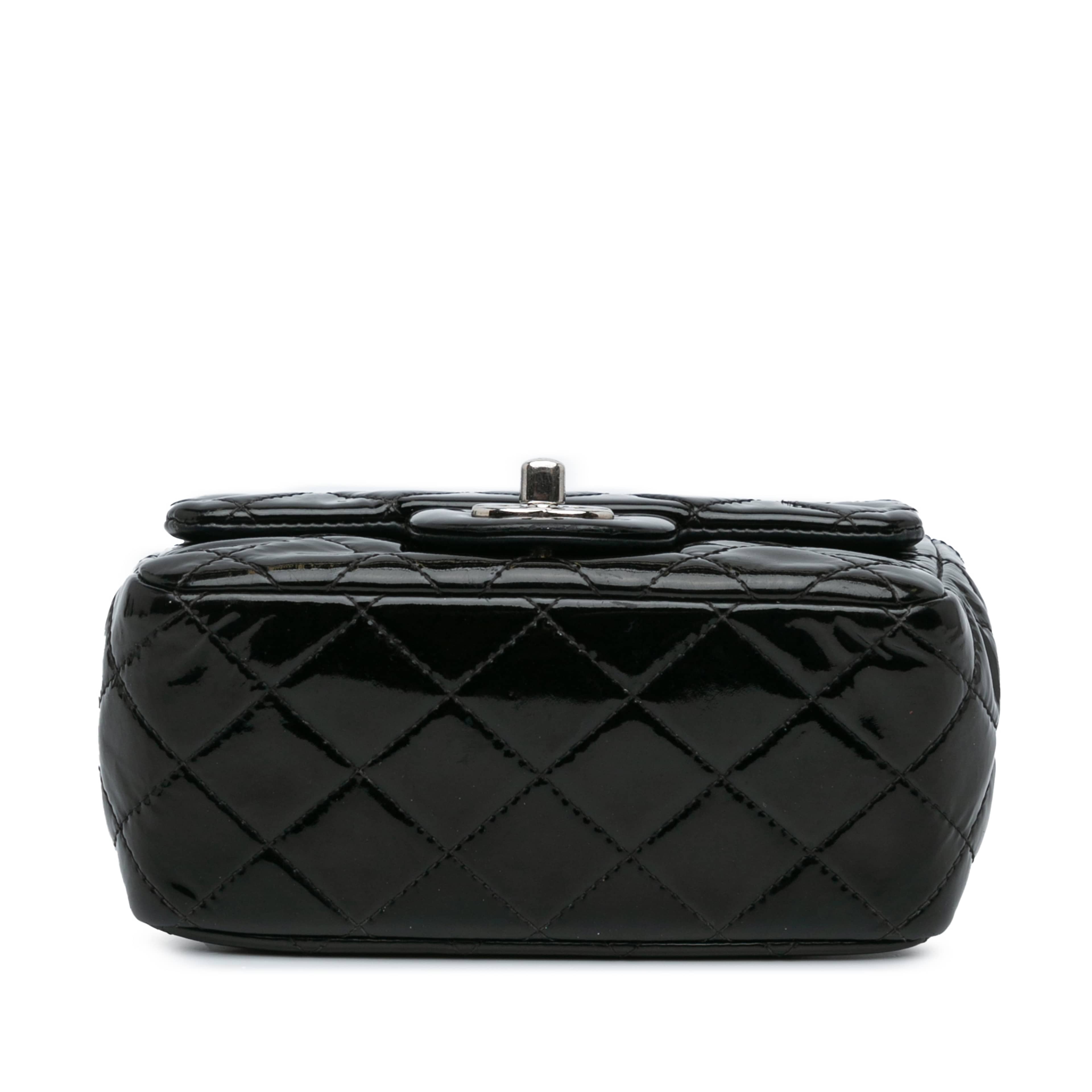 Chanel Mini Square Classic Patent Single Flap, från Luxclusif, i färgen black. Klicka för att öppna bilden i stort format