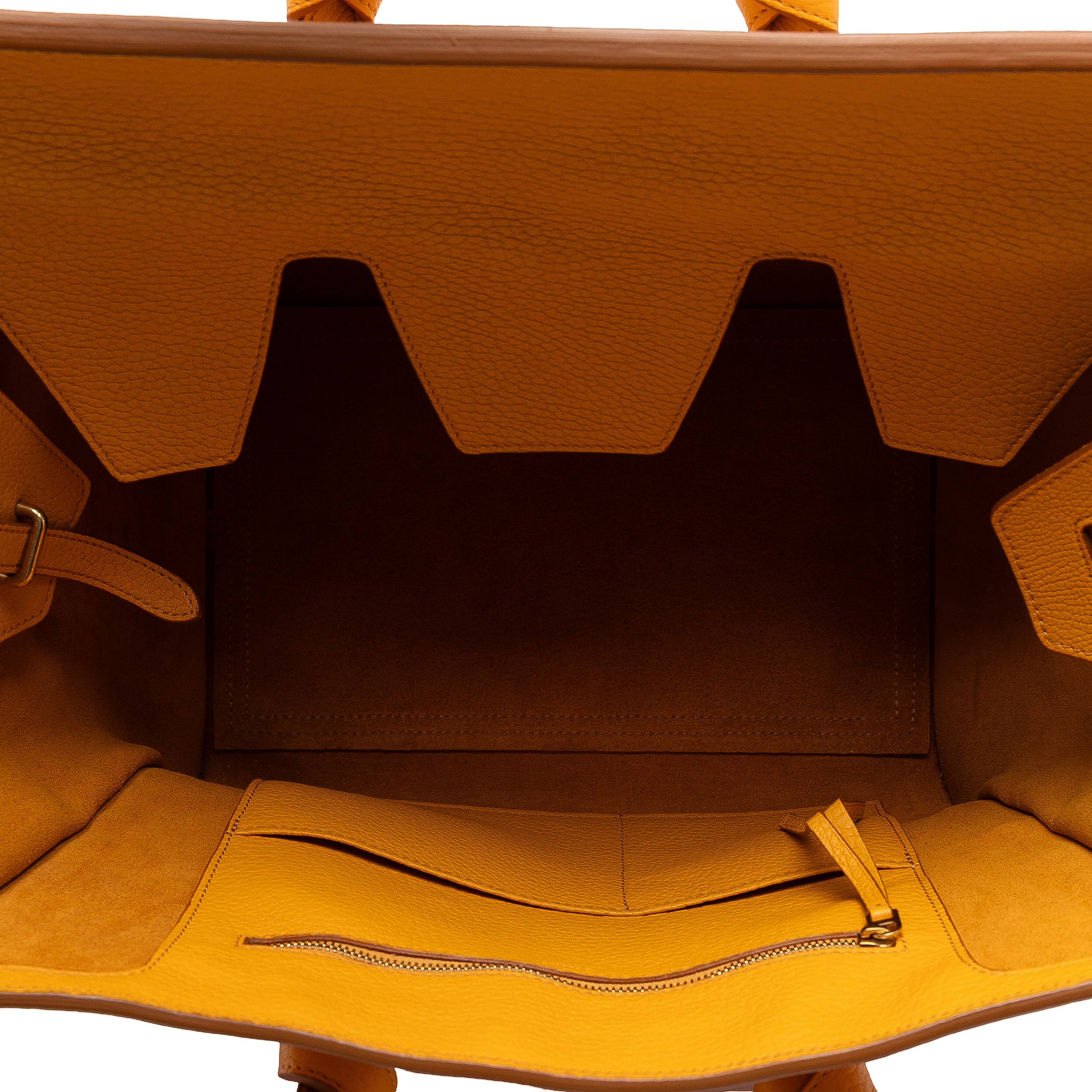 Celine Small Grained Calfskin Tie Knot Handbag, från Luxclusif, i färgen mustard. Klicka för att öppna bilden i stort format