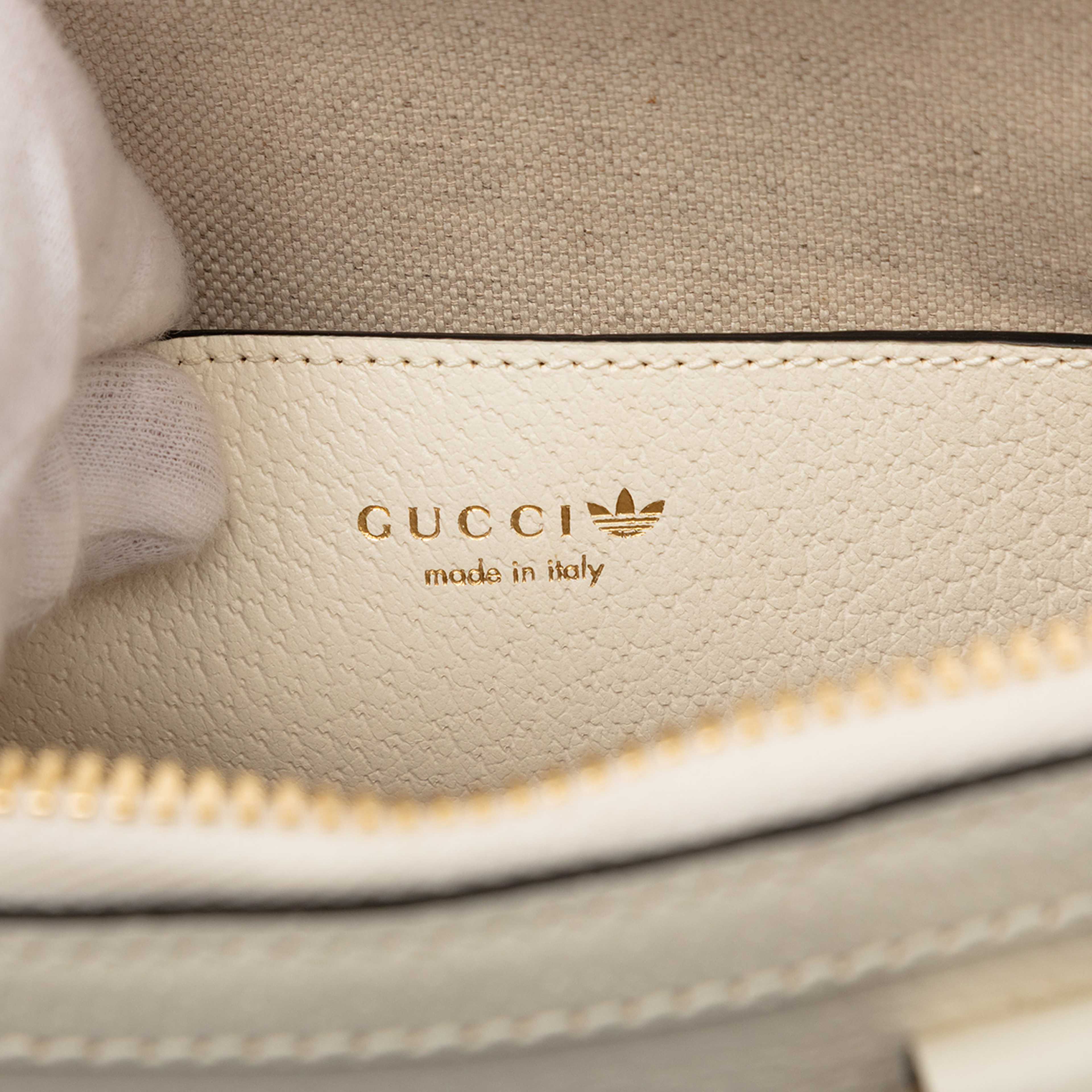 Gucci Adidas Mini Leather Horsebit 1955 Top Handle Bag, från Luxclusif, i färgen white. Klicka för att öppna bilden i stort format