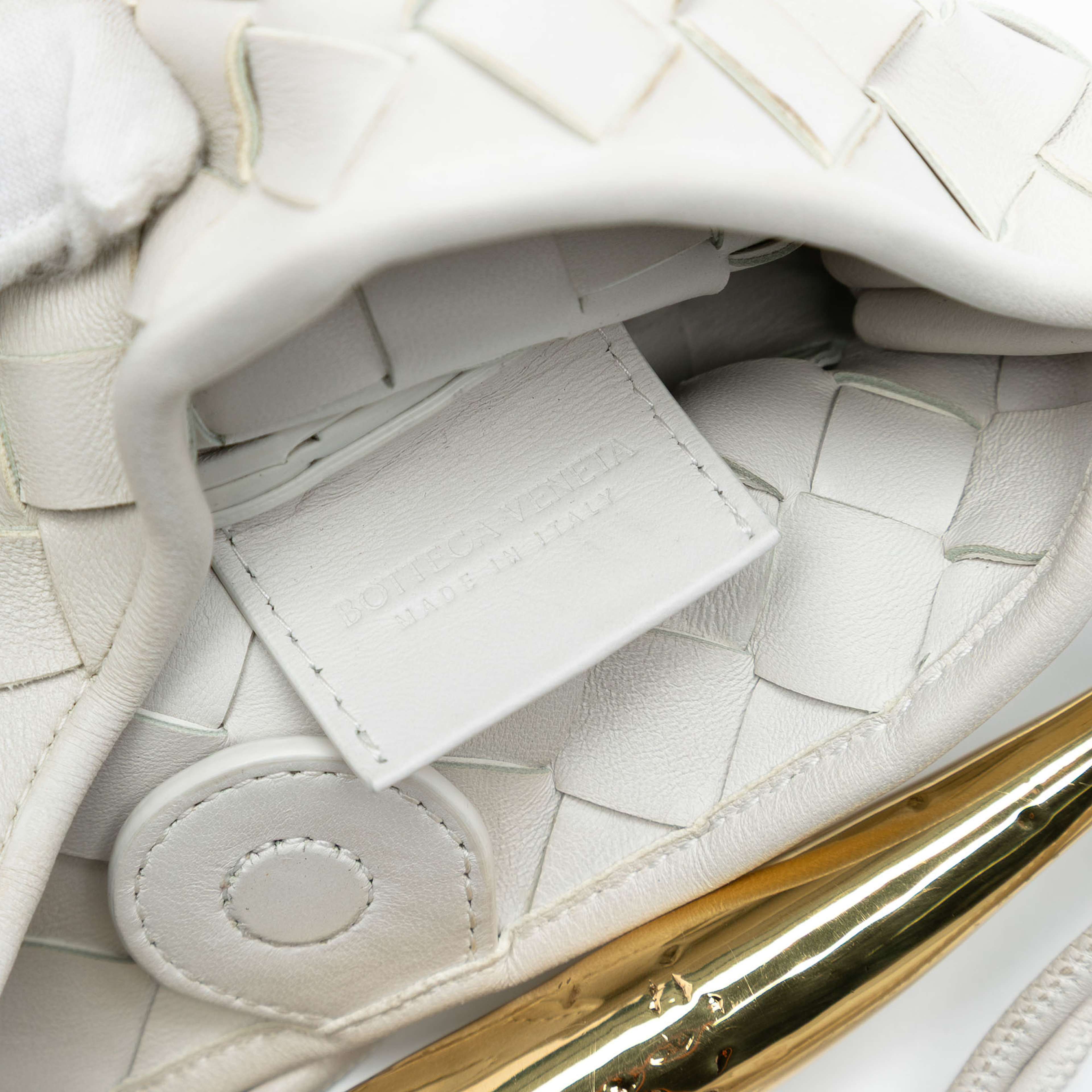 Bottega Veneta Baby Lambskin Intrecciato Sardine, från Luxclusif, i färgen white. Klicka för att öppna bilden i stort format