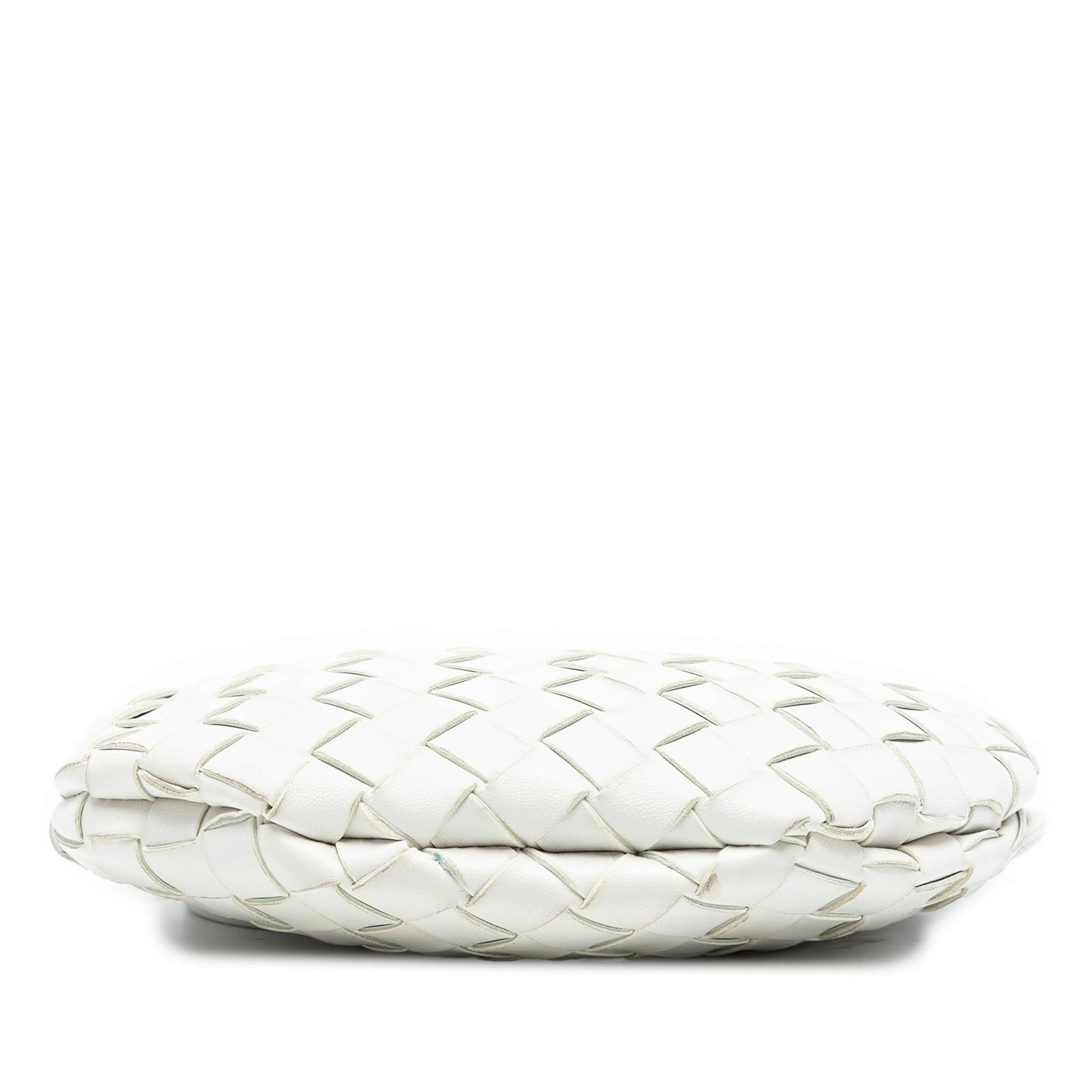 Bottega Veneta Baby Lambskin Intrecciato Sardine, från Luxclusif, i färgen white. Klicka för att öppna bilden i stort format