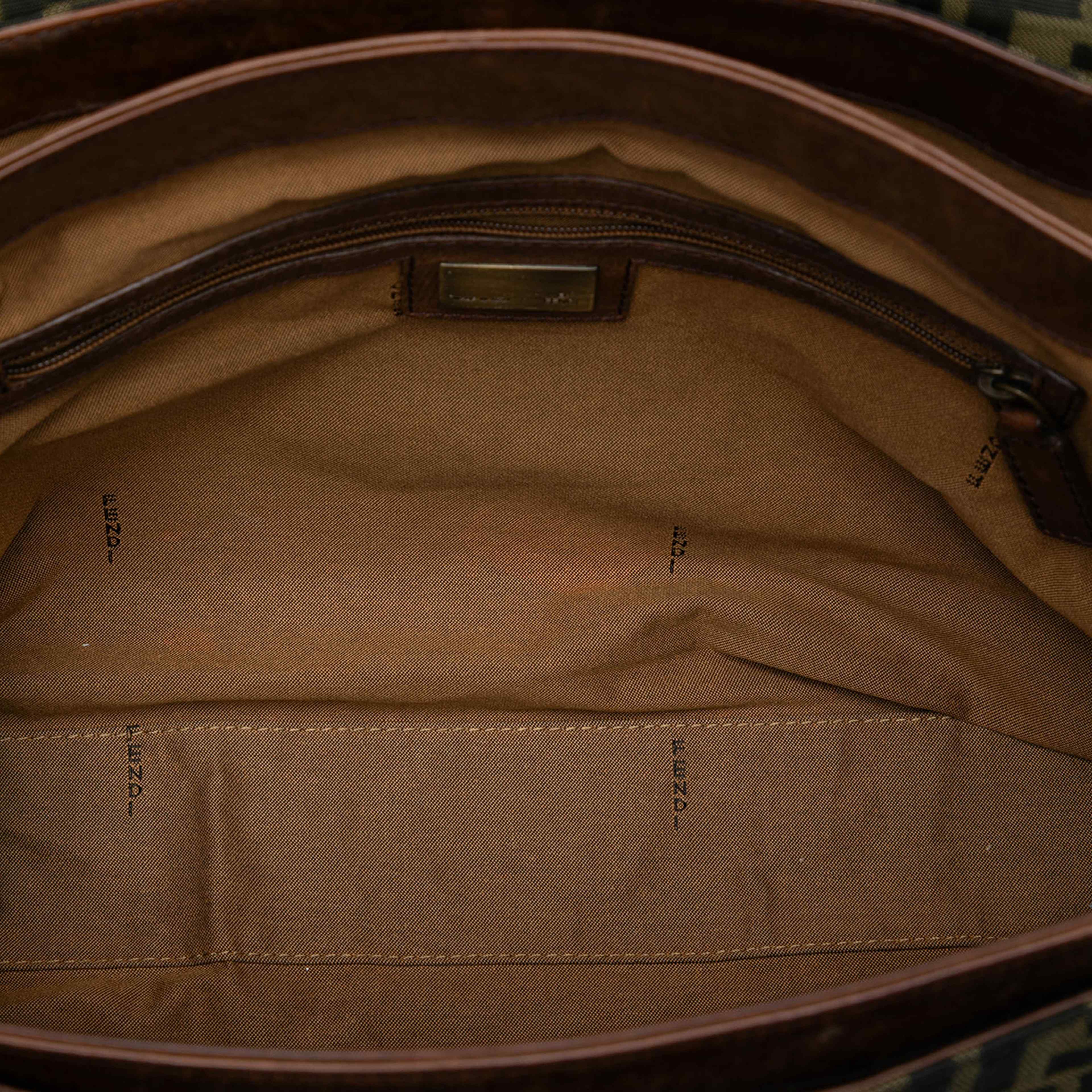 Fendi Zucca Canvas Ff Messenger Bag, från Luxclusif, i färgen brown. Klicka för att öppna bilden i stort format