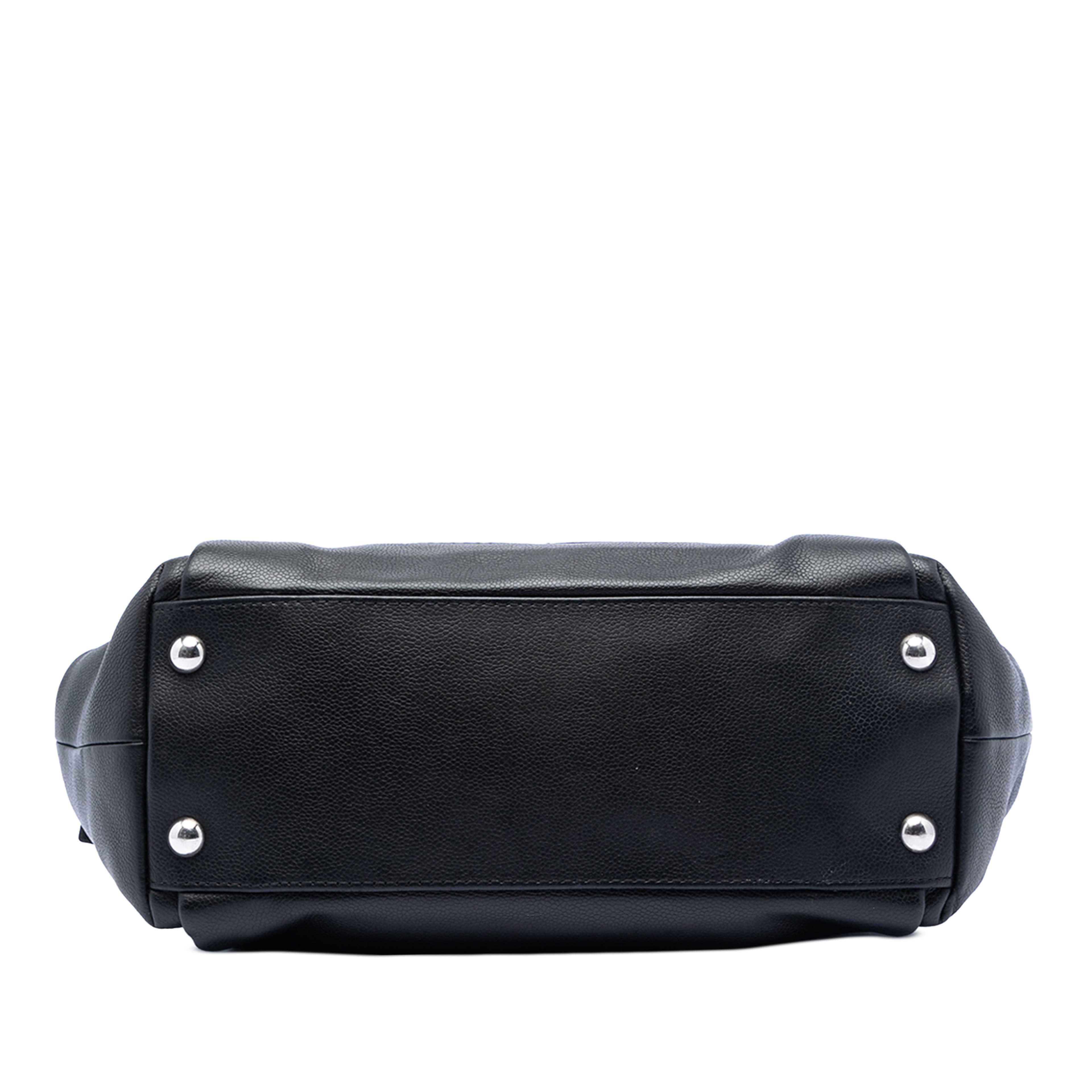 Chanel Cc Caviar Tuck Tote, från Luxclusif, i färgen black. Klicka för att öppna bilden i stort format