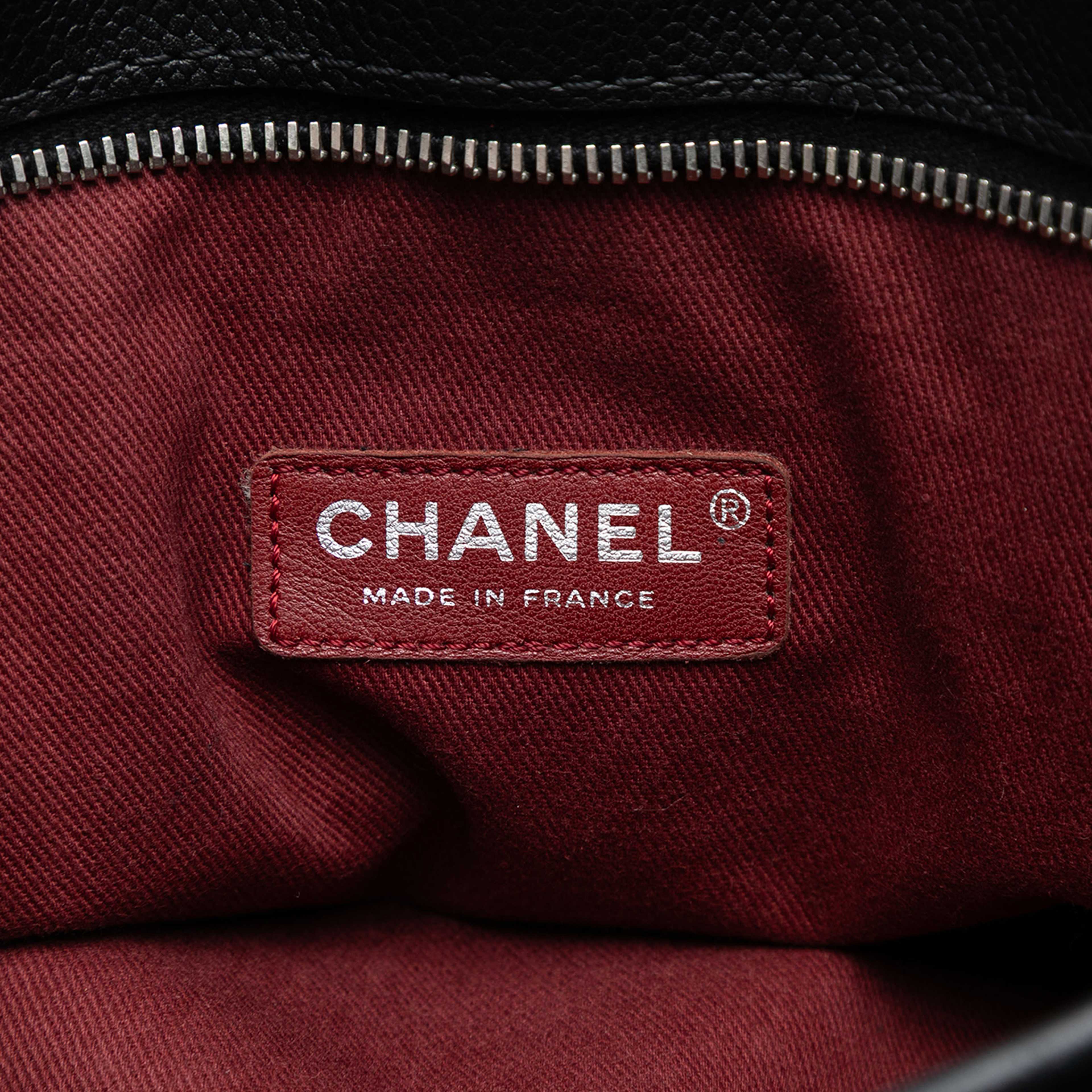 Chanel Cc Caviar Tuck Tote, från Luxclusif, i färgen black. Klicka för att öppna bilden i stort format