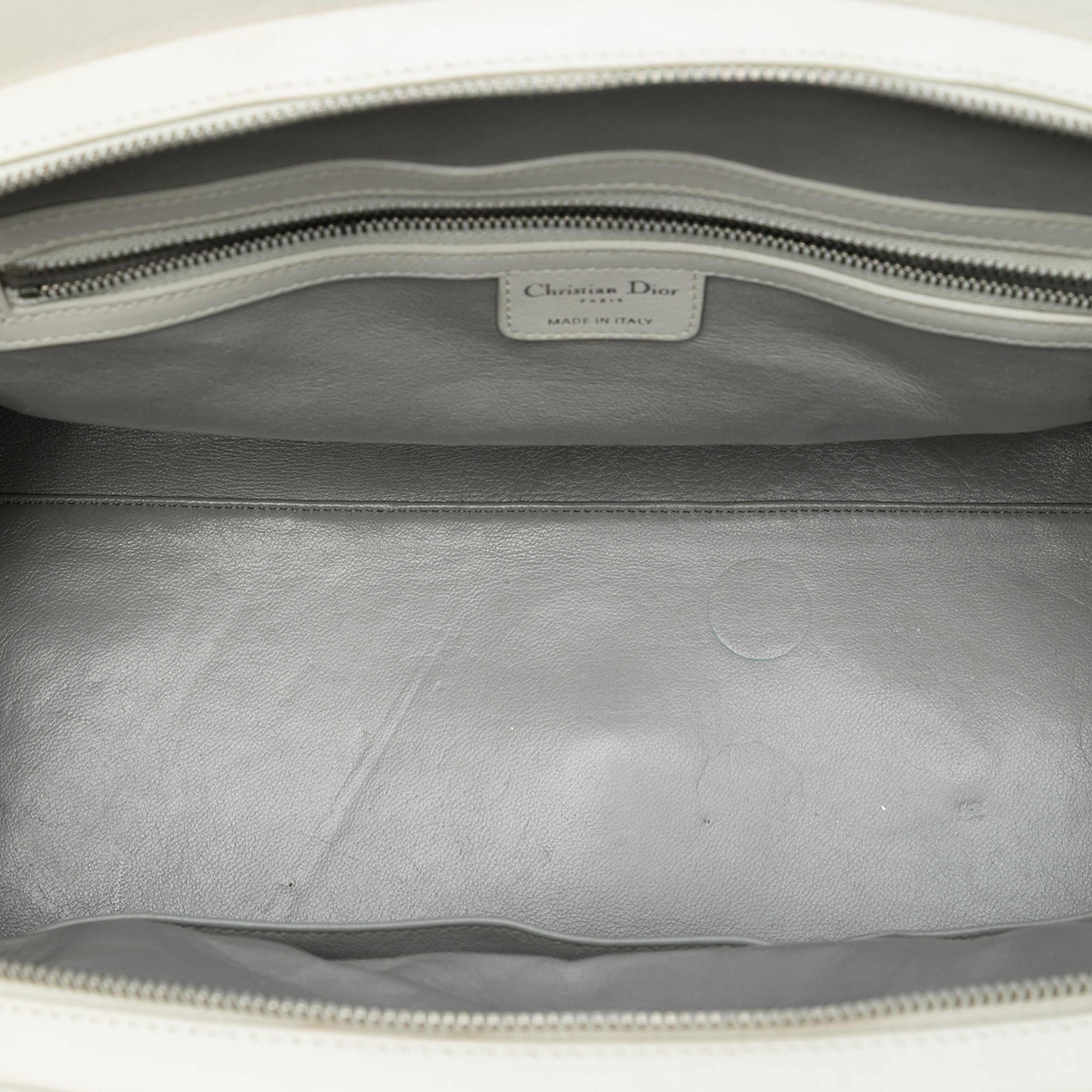 Dior Large Calfskin My Dior Frame Handbag, från Luxclusif, i färgen white. Klicka för att öppna bilden i stort format