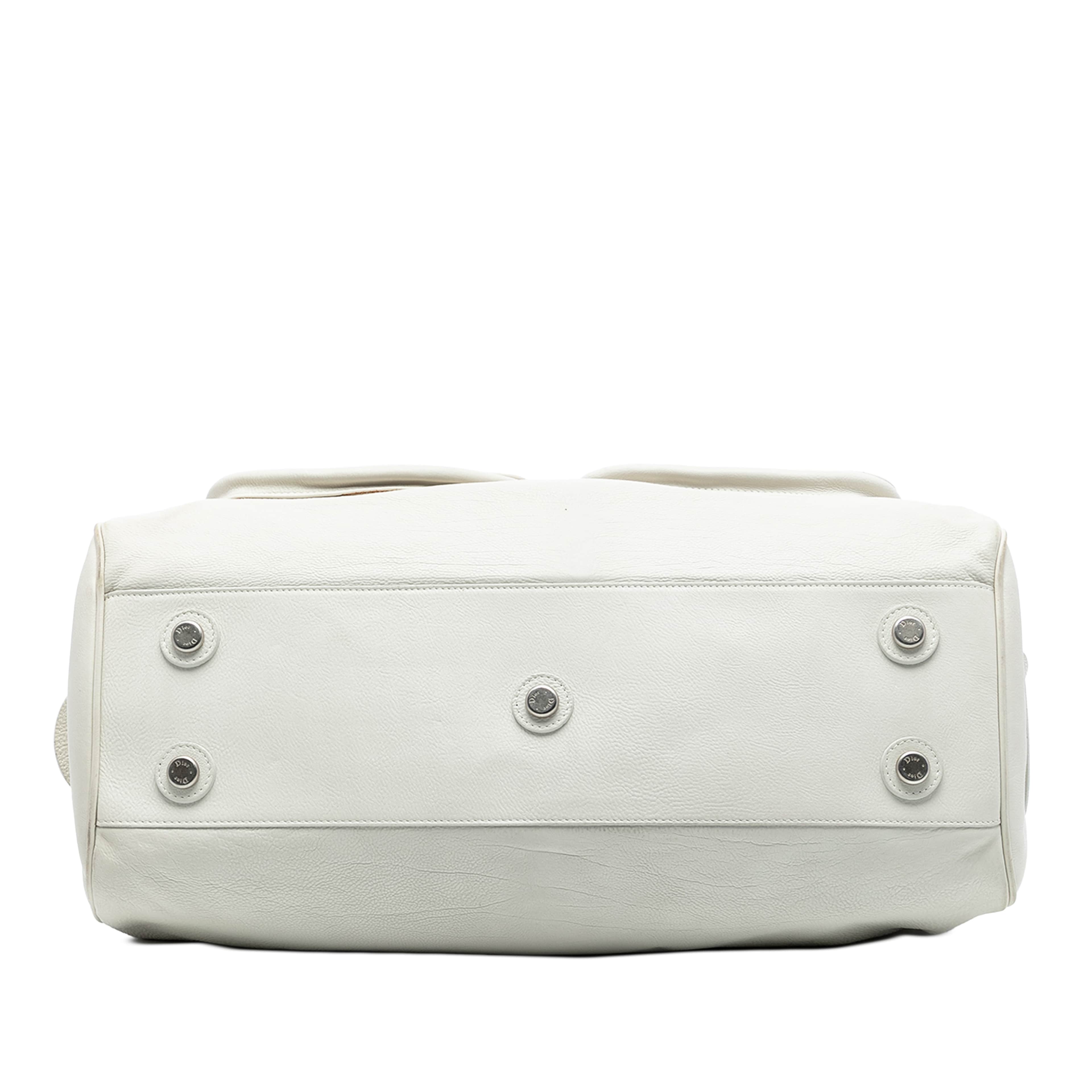 Dior Large Calfskin My Dior Frame Handbag, från Luxclusif, i färgen white. Klicka för att öppna bilden i stort format