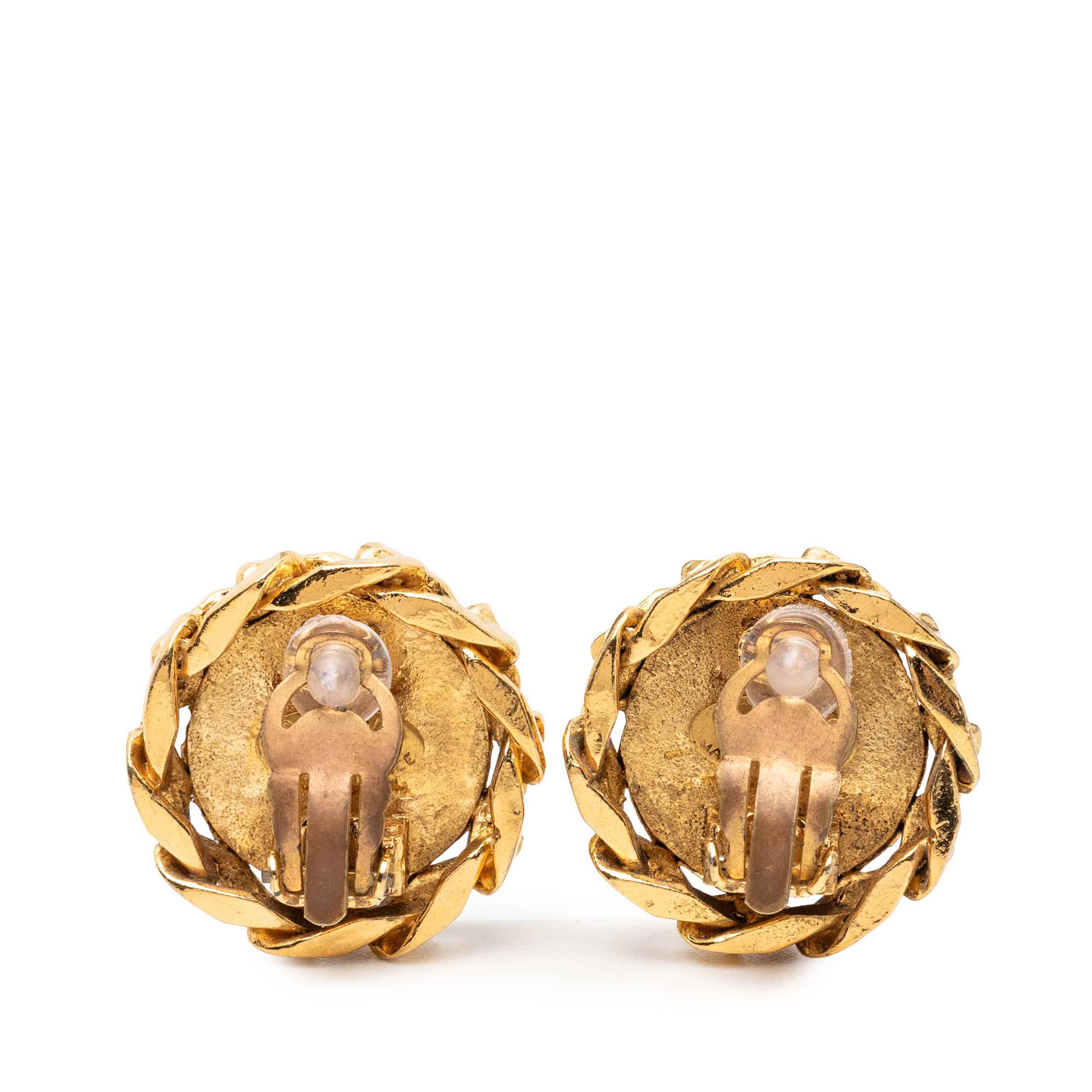 Chanel Cc Gold Plated Rhinestone Round Clip On Earrings, från Luxclusif, i färgen gold. Klicka för att öppna bilden i stort format