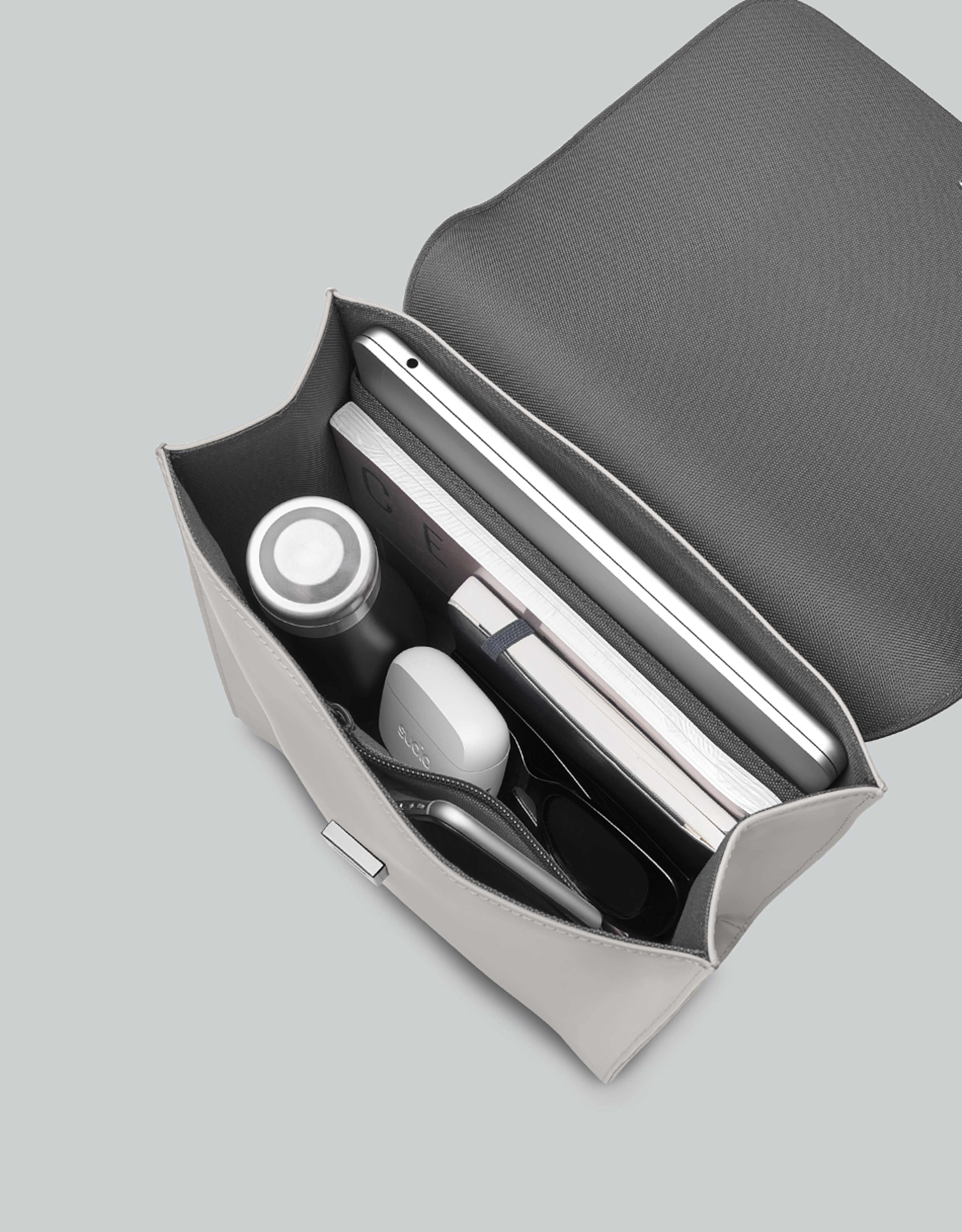 Spläsh Id Backpack 14", från Gaston Luga, i färgen taupe. Klicka för att öppna bilden i stort format