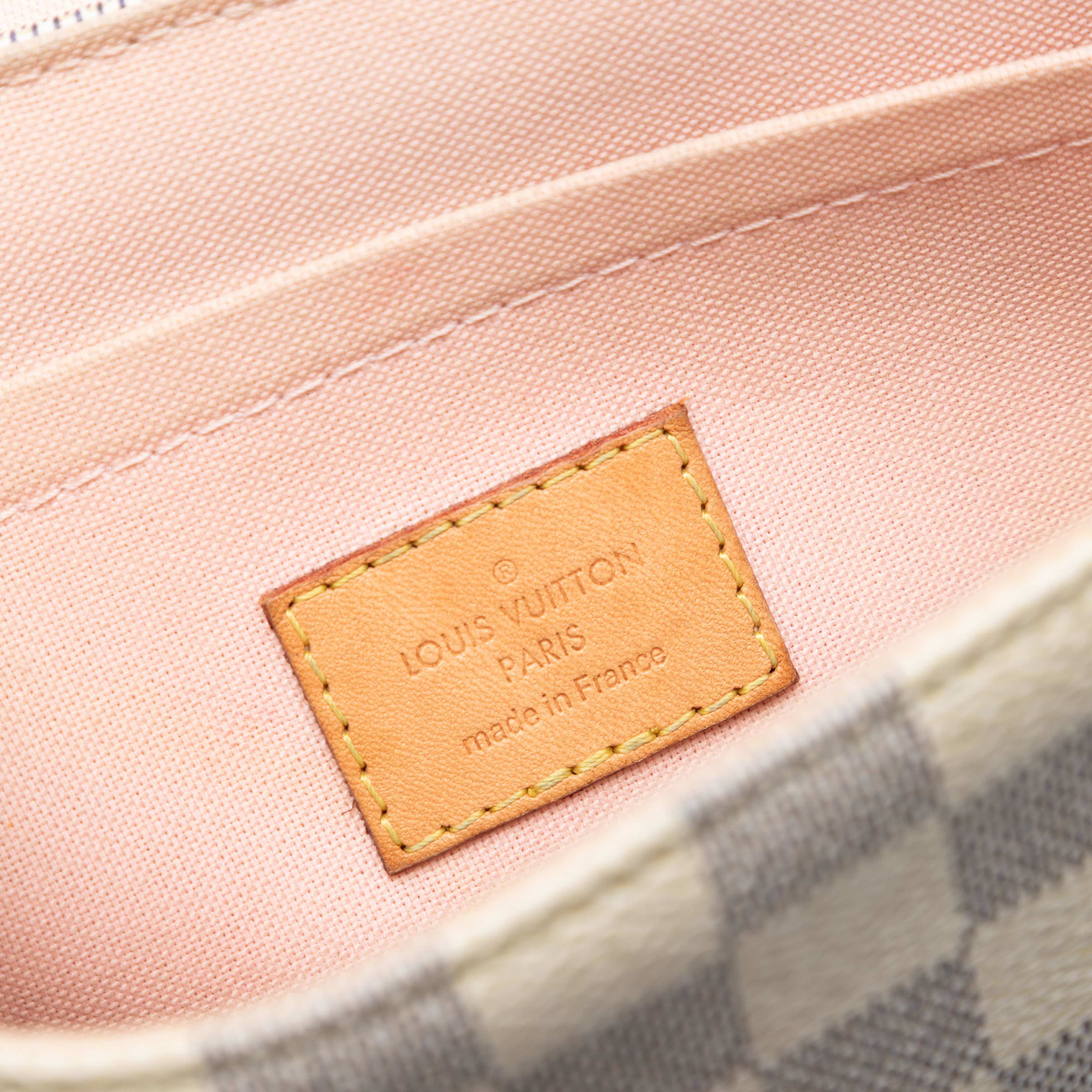 Louis Vuitton Damier Azur Croisette, från Luxclusif, i färgen white. Klicka för att öppna bilden i stort format