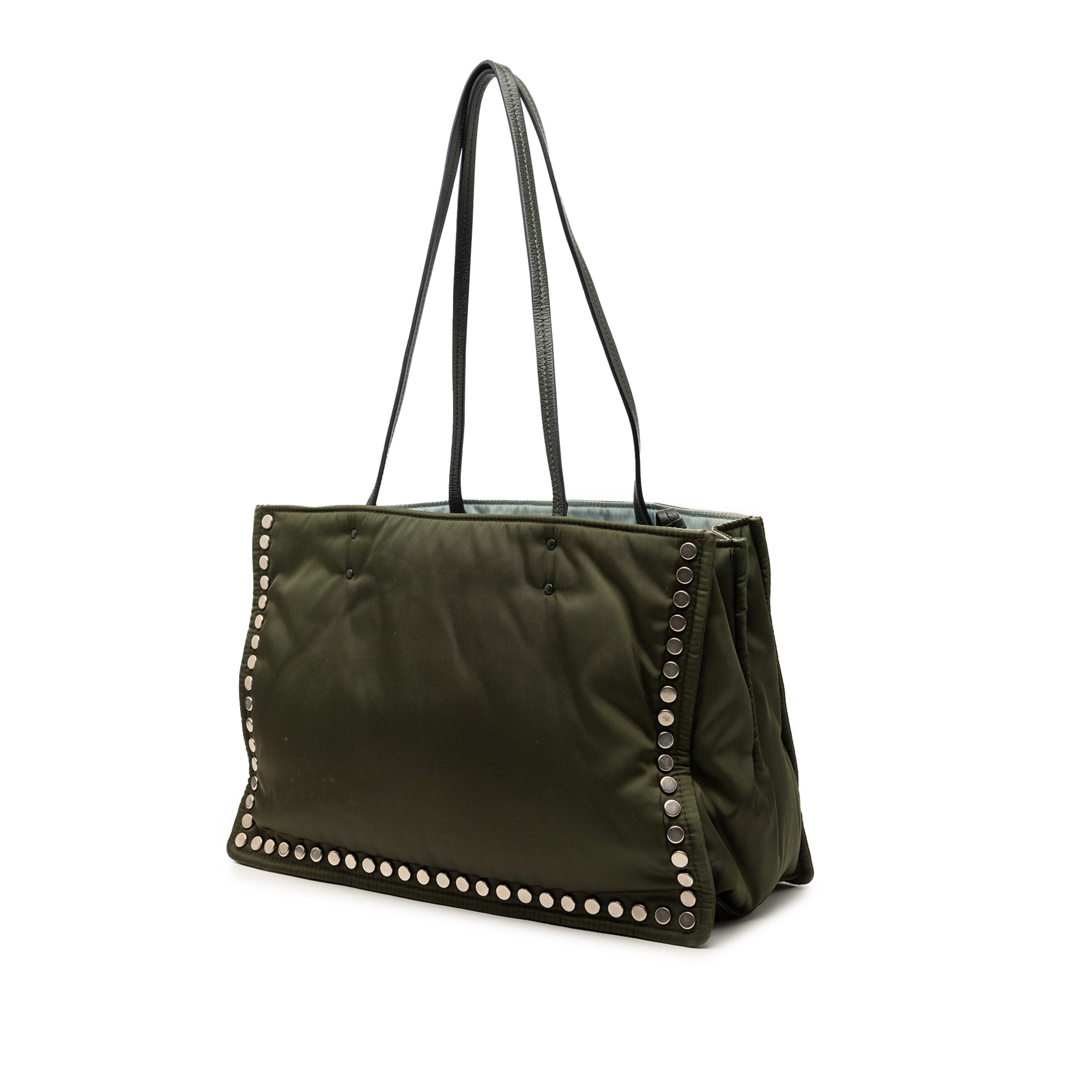 Prada Tessuto Studded Etiquette Tote, från Luxclusif, i färgen khaki. Klicka för att öppna bilden i stort format
