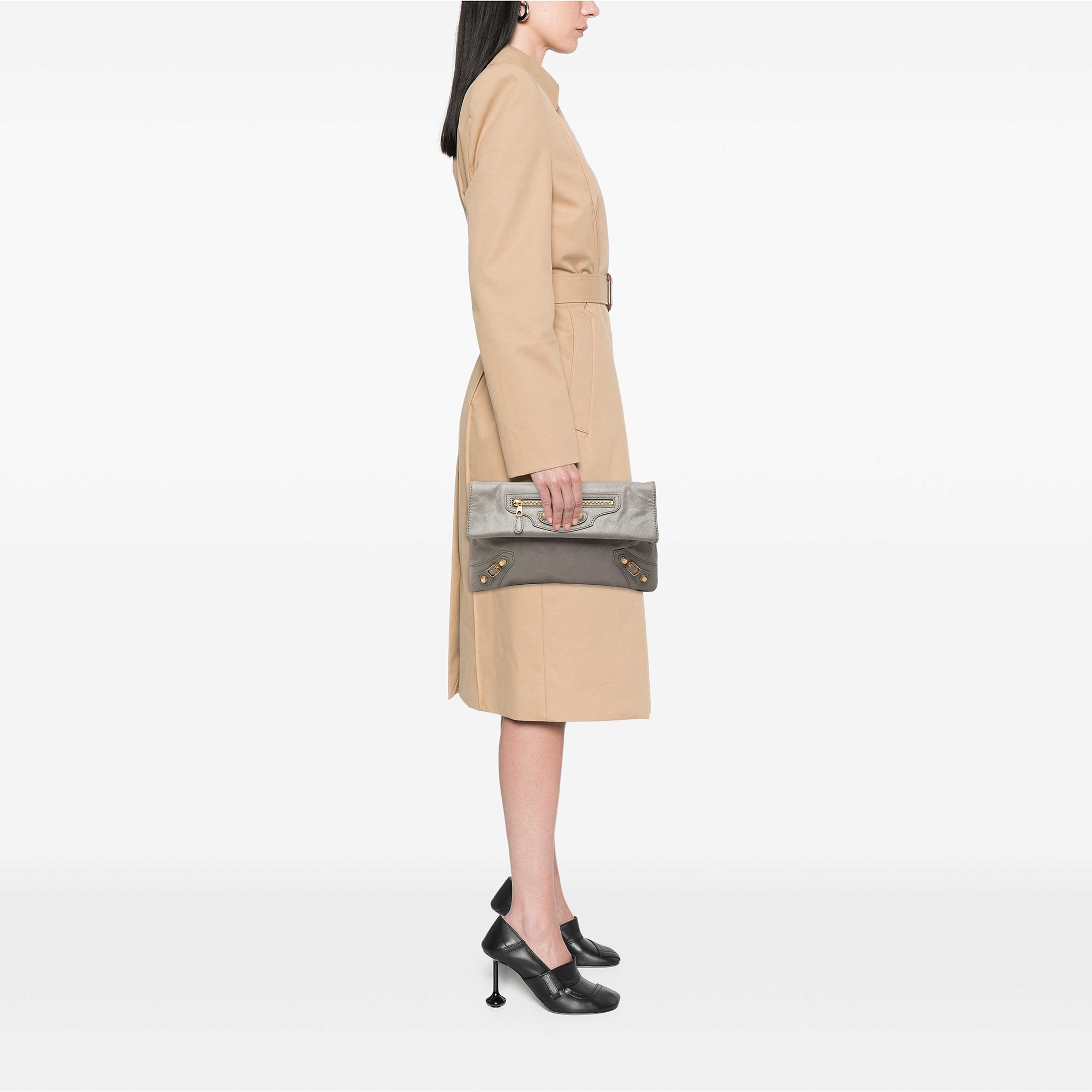 Balenciaga Lambskin Motocross Giant 12 Envelope Clutch, från Luxclusif, i färgen grå. Klicka för att öppna bilden i stort format