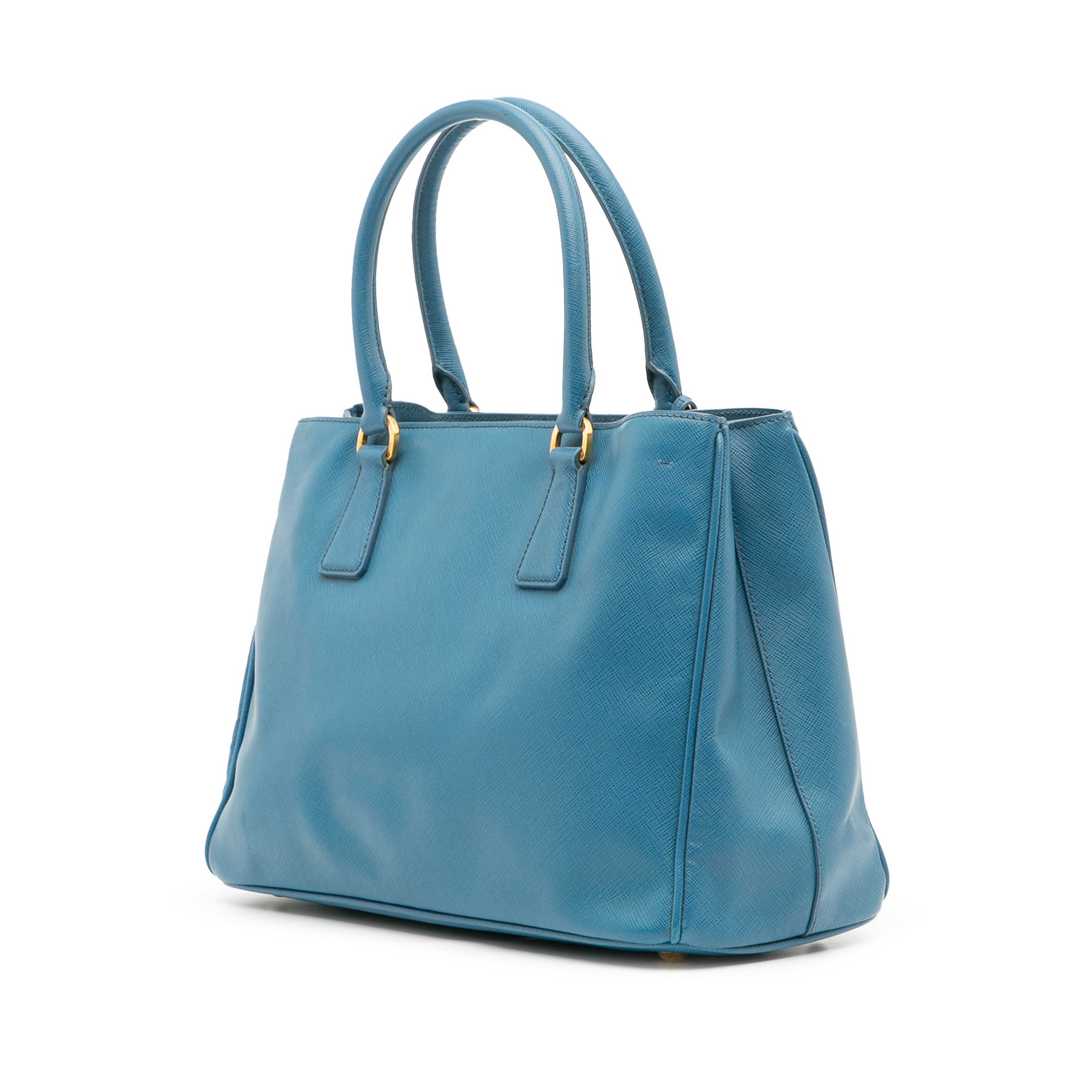 Prada Medium Saffiano Lux Galleria Satchel, från Luxclusif, i färgen blue. Klicka för att öppna bilden i stort format