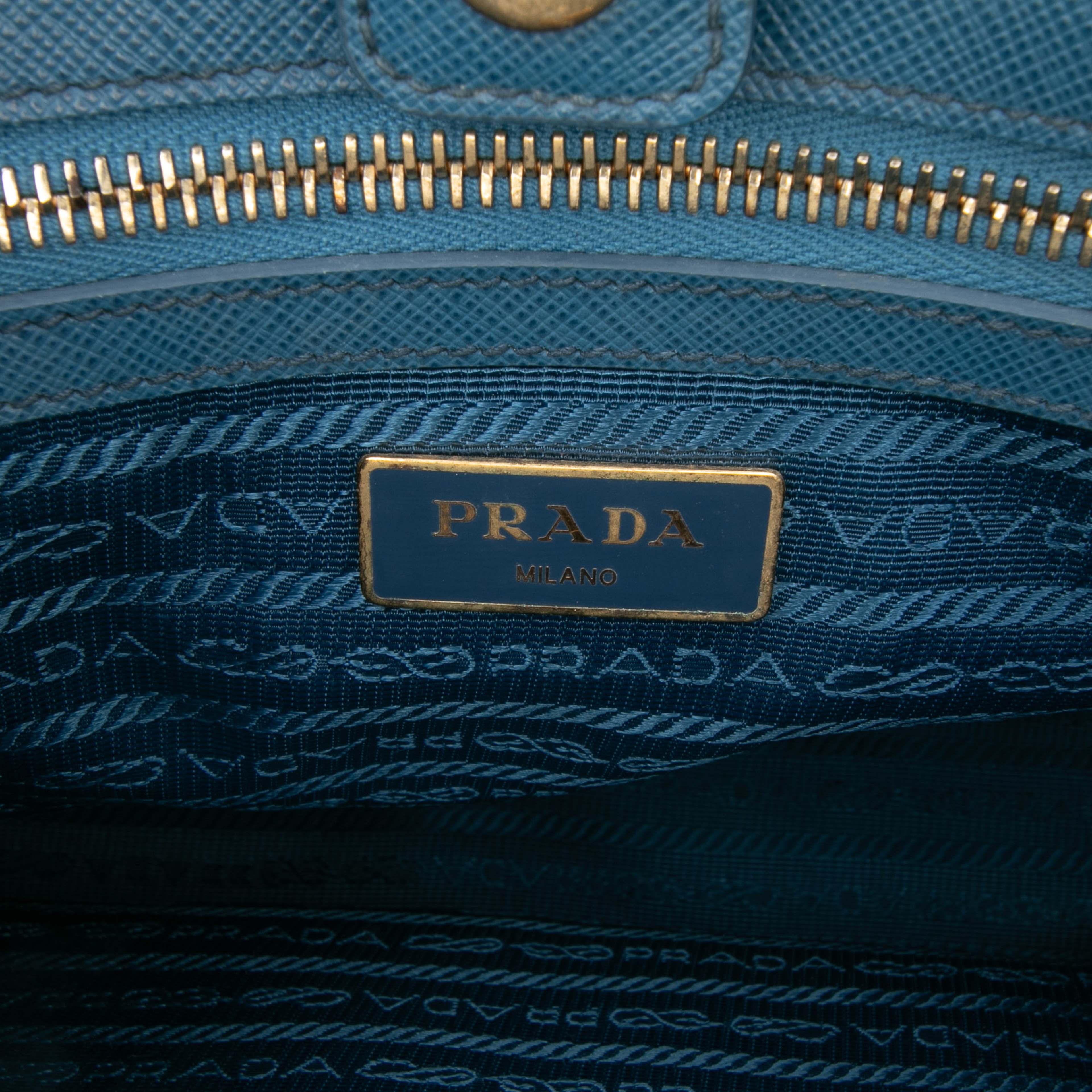 Prada Medium Saffiano Lux Galleria Satchel, från Luxclusif, i färgen blue. Klicka för att öppna bilden i stort format