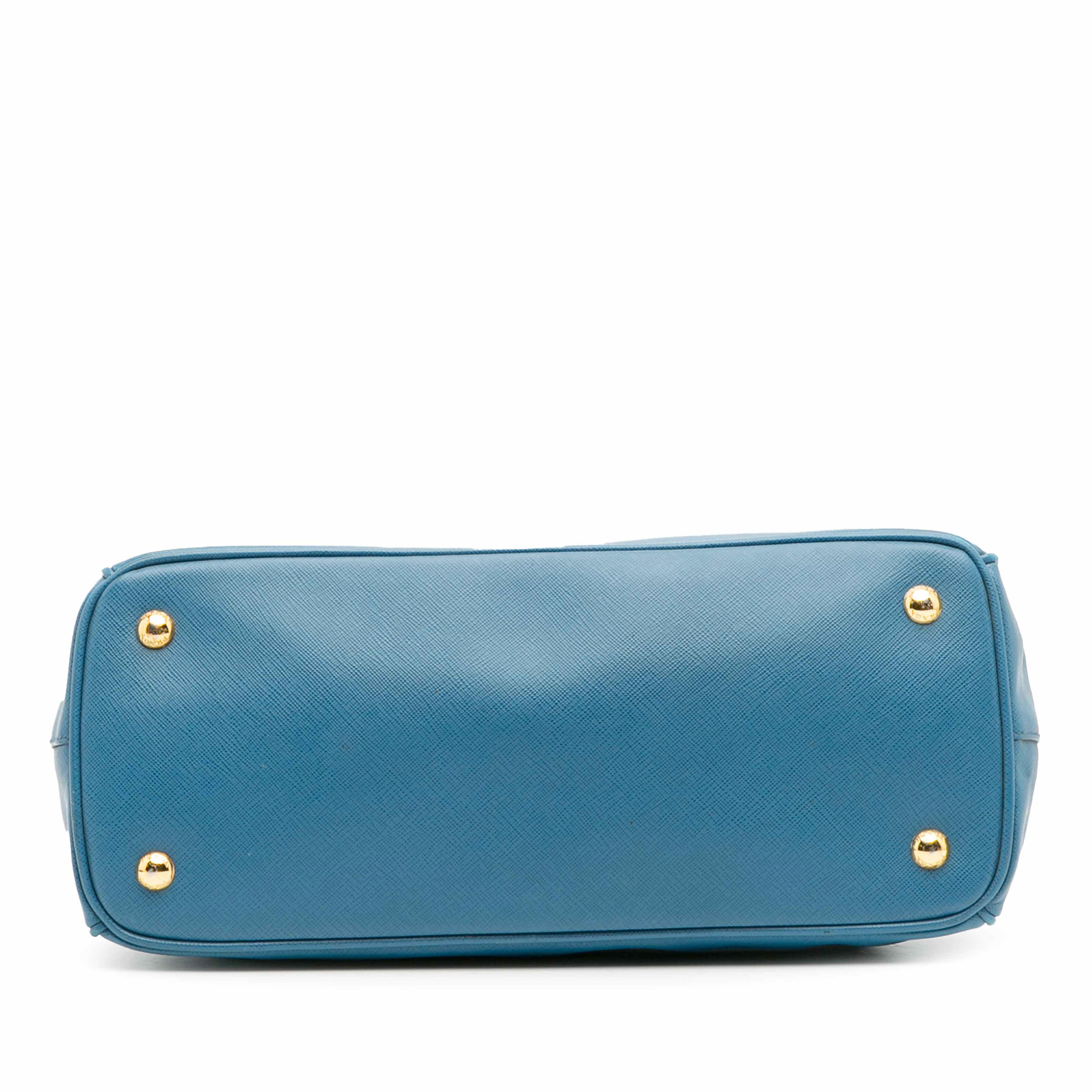 Prada Medium Saffiano Lux Galleria Satchel, från Luxclusif, i färgen blue. Klicka för att öppna bilden i stort format