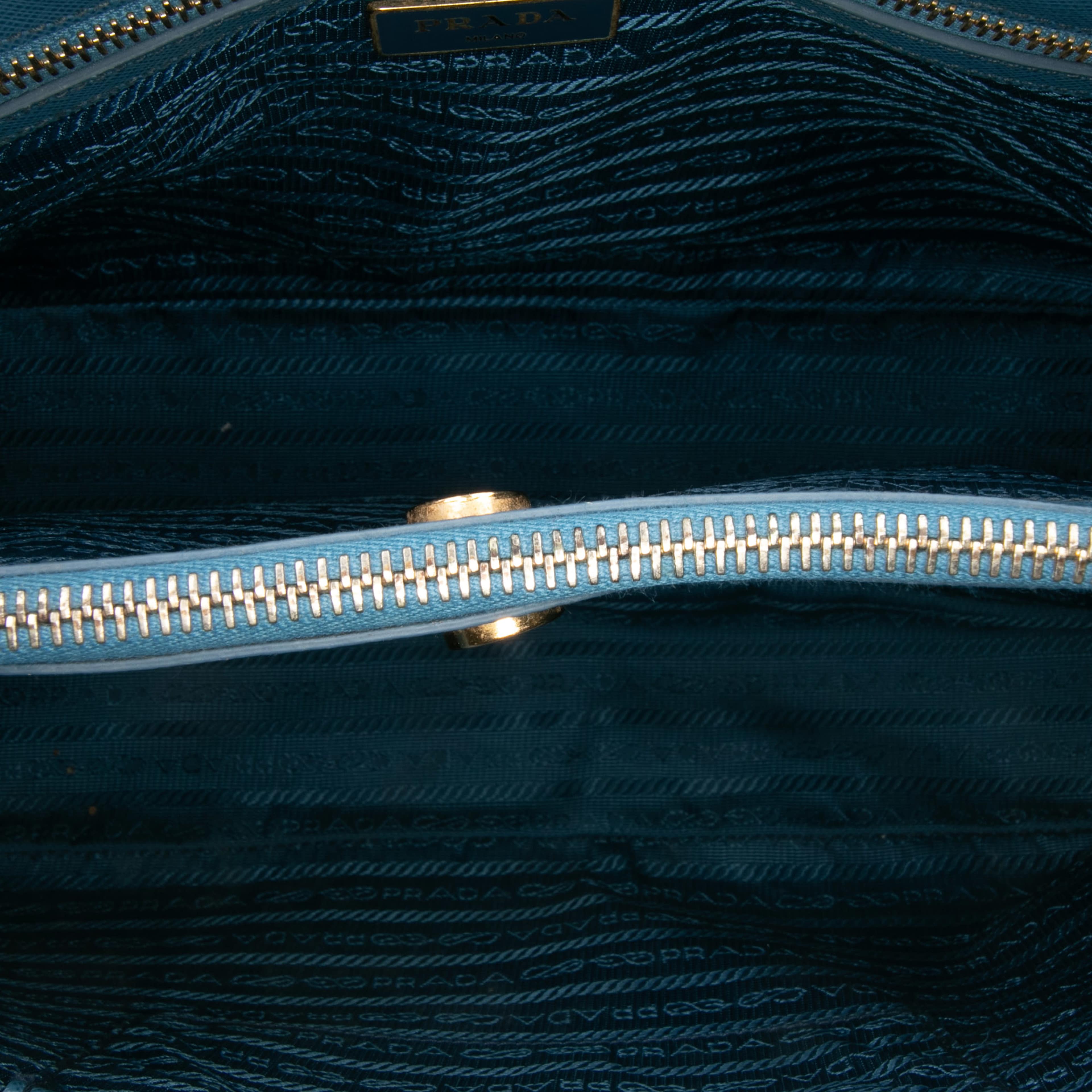 Prada Medium Saffiano Lux Galleria Satchel, från Luxclusif, i färgen blue. Klicka för att öppna bilden i stort format